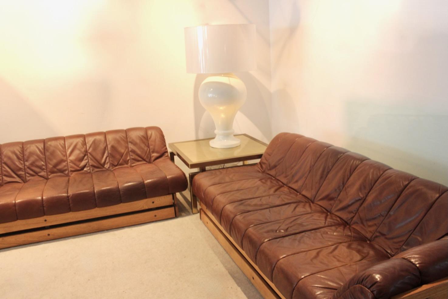 Außergewöhnliche Sofagarnitur aus Cognacleder, hergestellt in den 1970er Jahren in den Niederlanden. Die Abnutzung entspricht dem Alter und dem Gebrauch und im Allgemeinen ist das Patin sehr schön und das Sofa ist in einem sehr guten Zustand. Diese