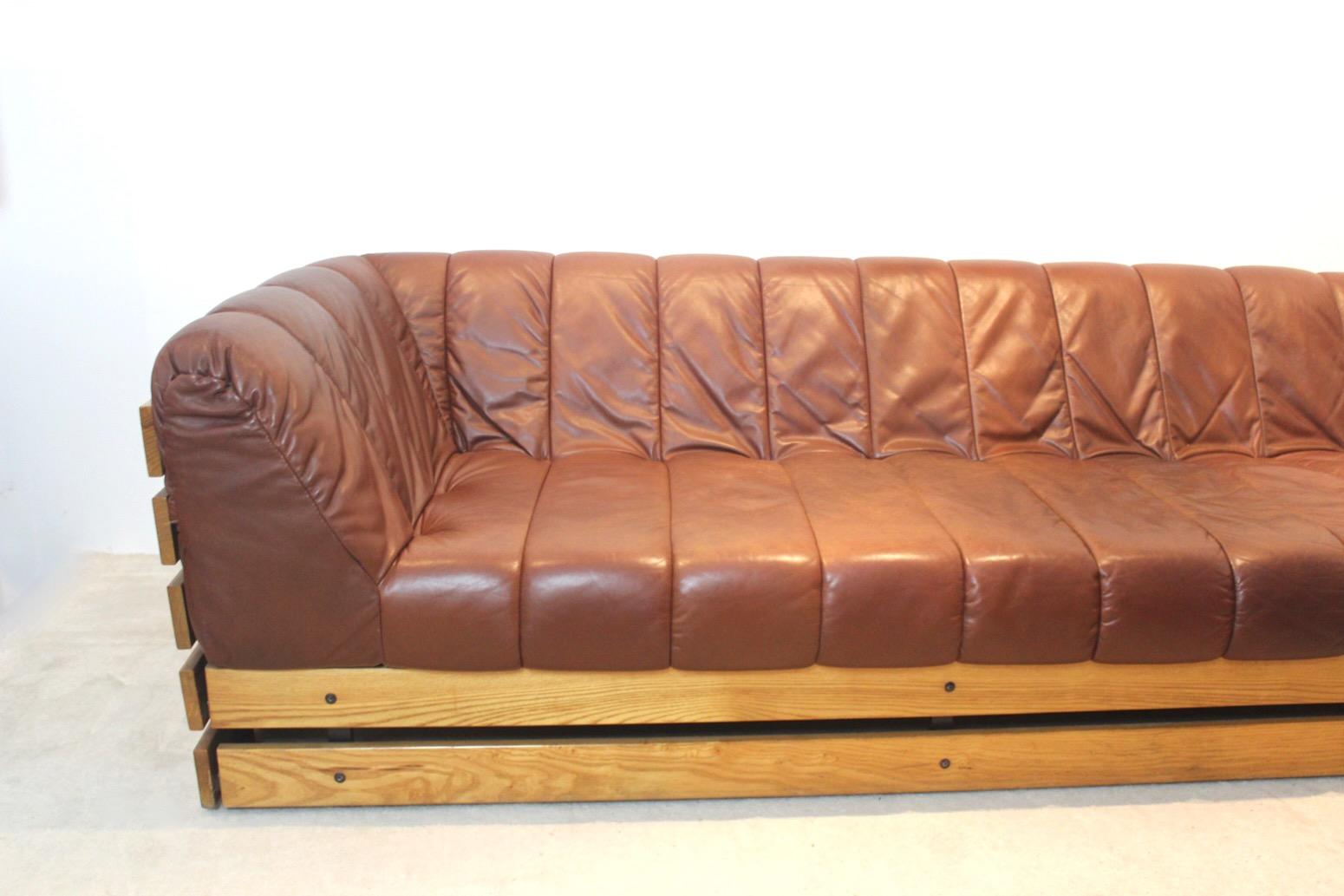 Außergewöhnliches niederländisches Lounge-Sofa-Set aus Holz und cognacfarbenem Leder im Angebot 1