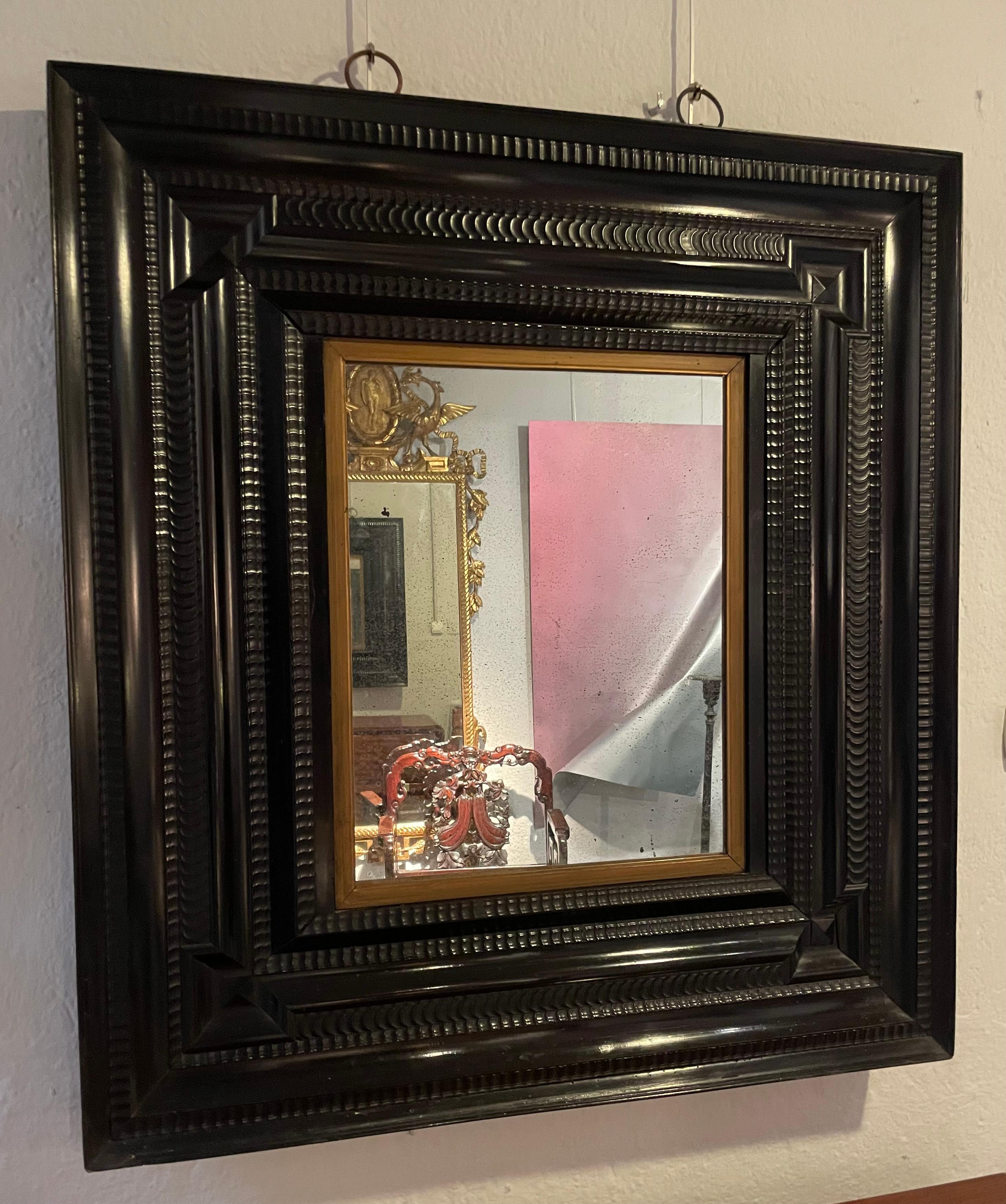 Außergewöhnlicher niederländischer Spiegel aus furniertem und ebonisiertem Holz. 
Abwechselnd gelockte und glatte Leisten, 23 cm breit. 
Spiegel in Museumsqualität.
 