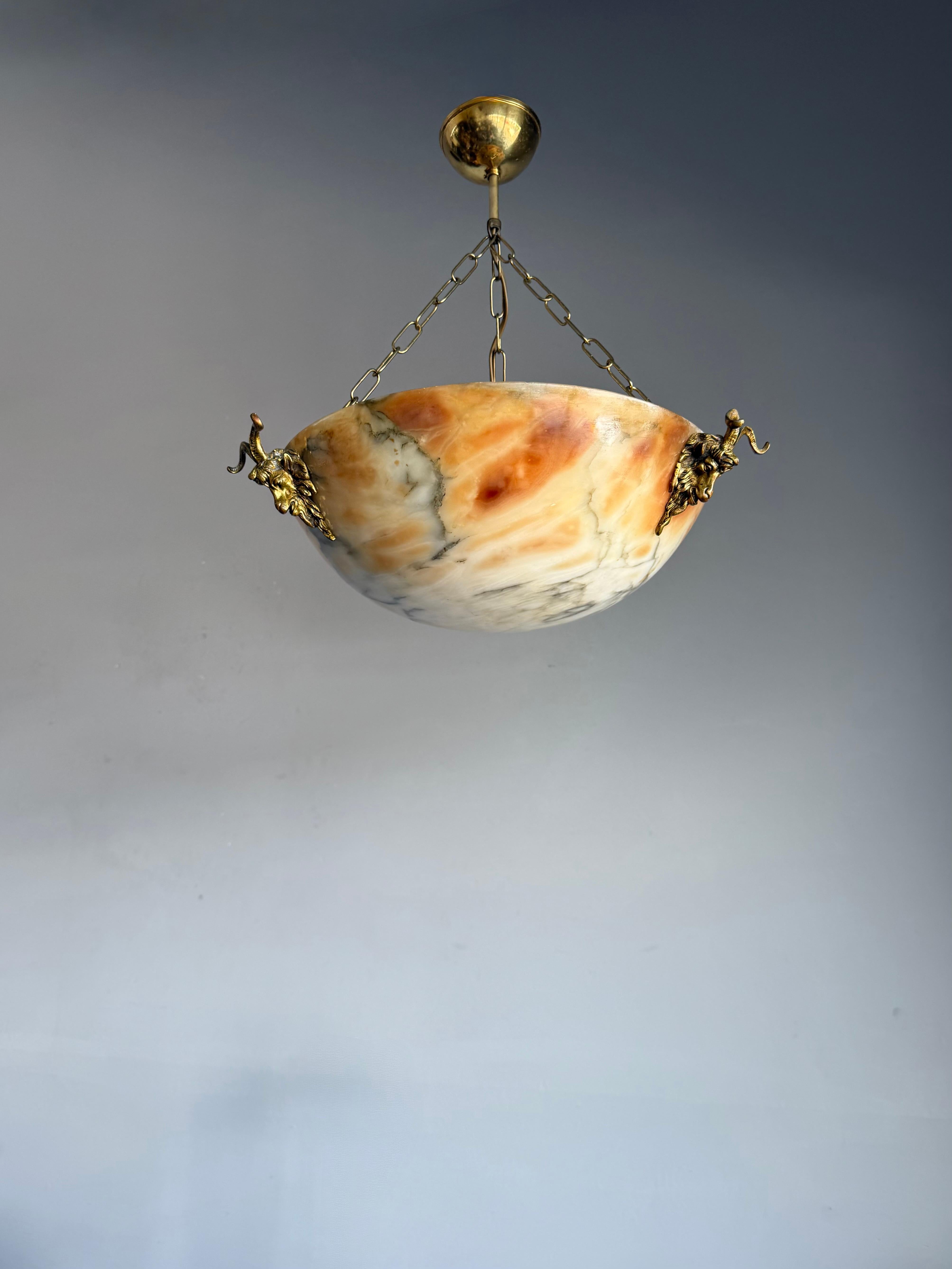 Außergewöhnlicher Alabaster-Anhänger aus der Zeit um 1900 mit Bacchus-/Widdermasken aus vergoldeter Bronze im Angebot 3