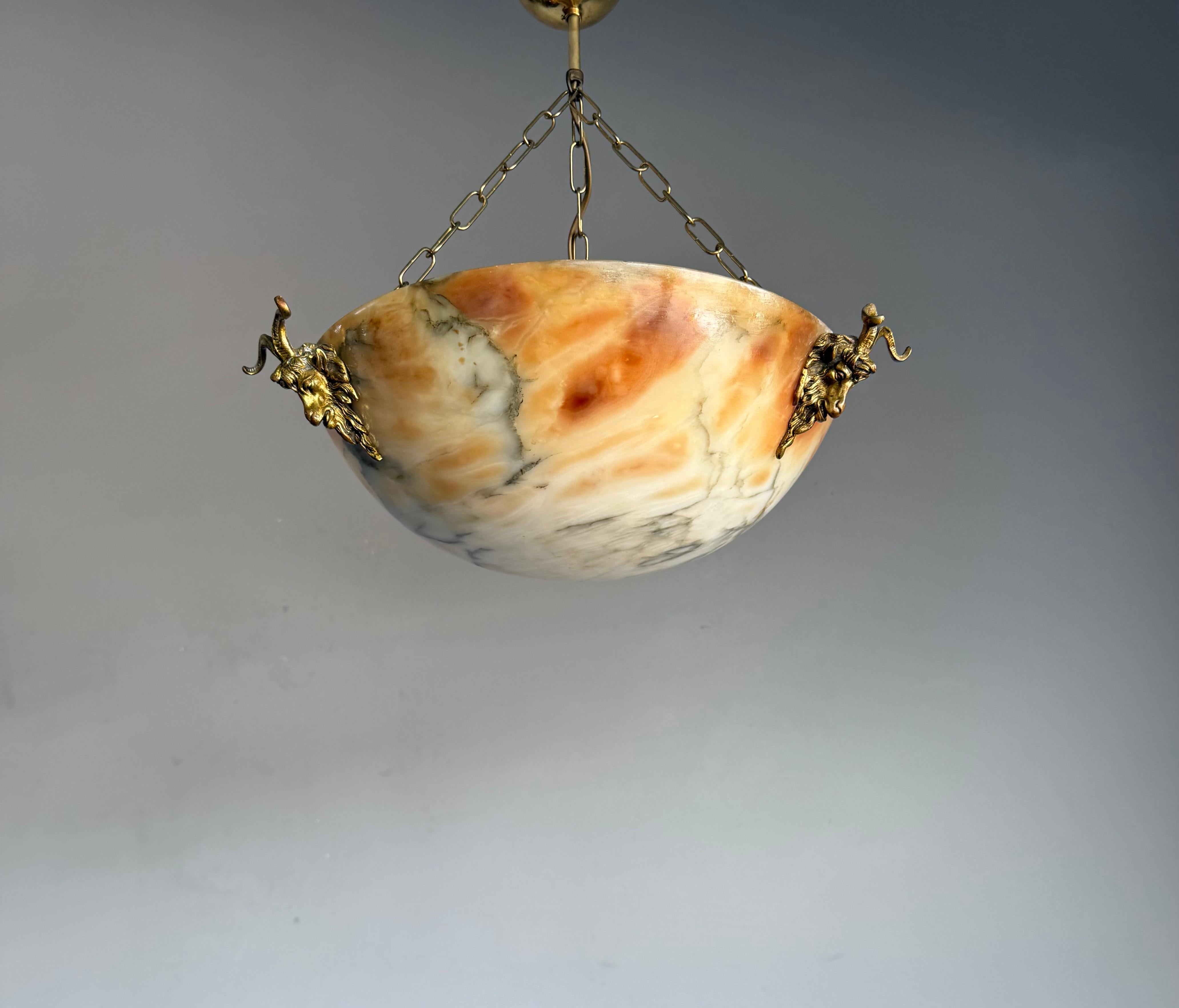 Außergewöhnlicher Alabaster-Anhänger aus der Zeit um 1900 mit Bacchus-/Widdermasken aus vergoldeter Bronze im Angebot 4