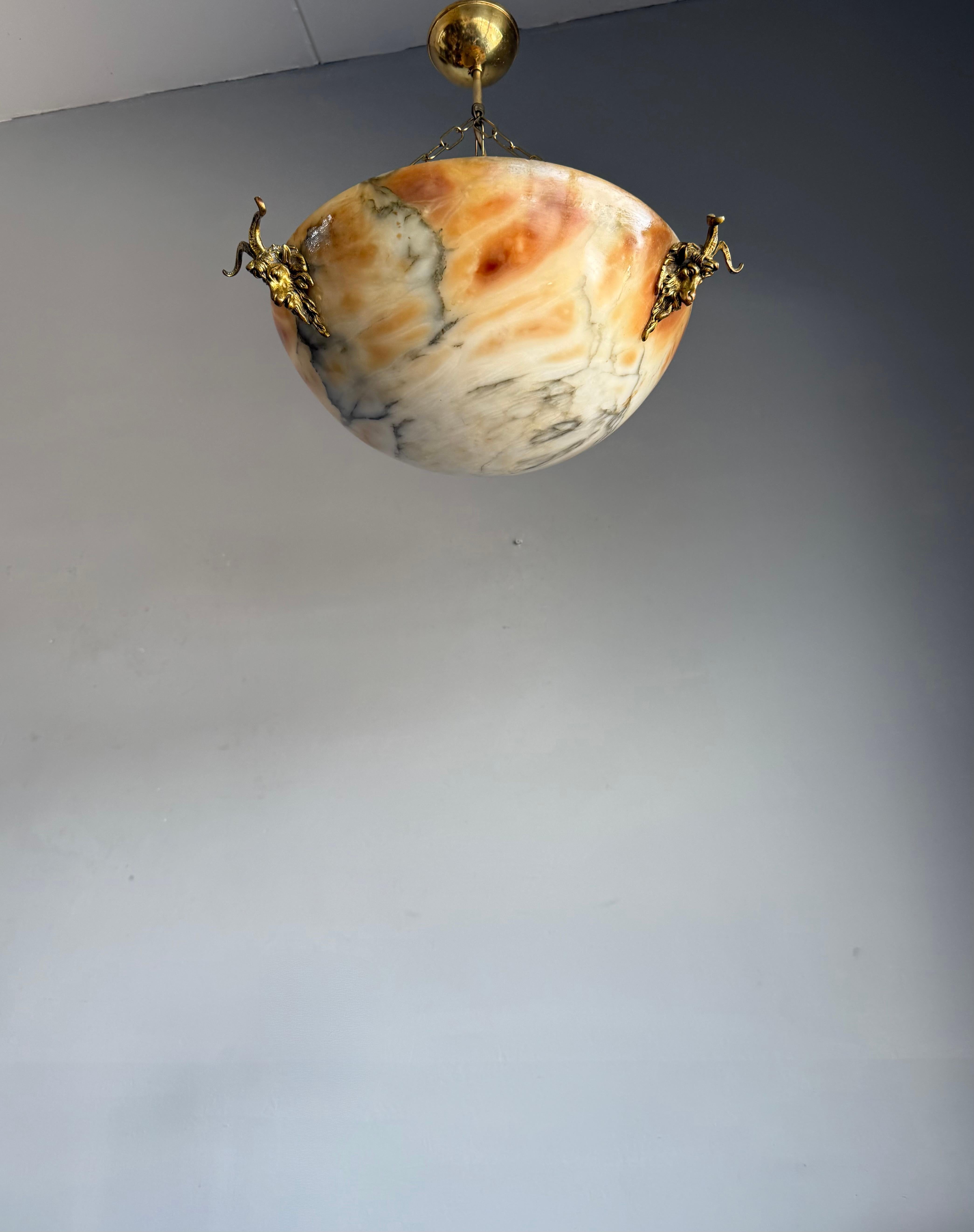 Außergewöhnlicher Alabaster-Anhänger aus der Zeit um 1900 mit Bacchus-/Widdermasken aus vergoldeter Bronze im Angebot 5