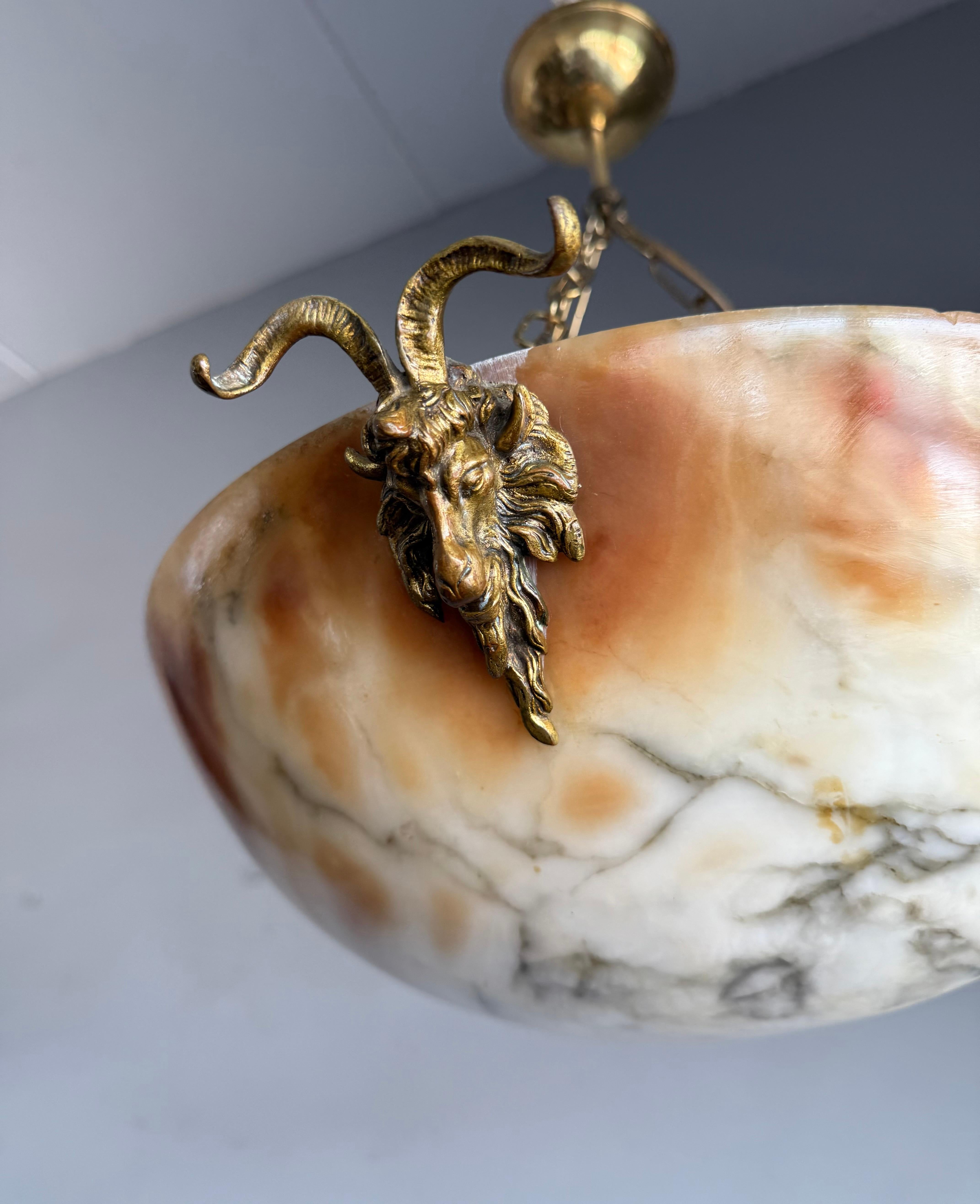 Außergewöhnlicher Alabaster-Anhänger aus der Zeit um 1900 mit Bacchus-/Widdermasken aus vergoldeter Bronze (Arts and Crafts) im Angebot