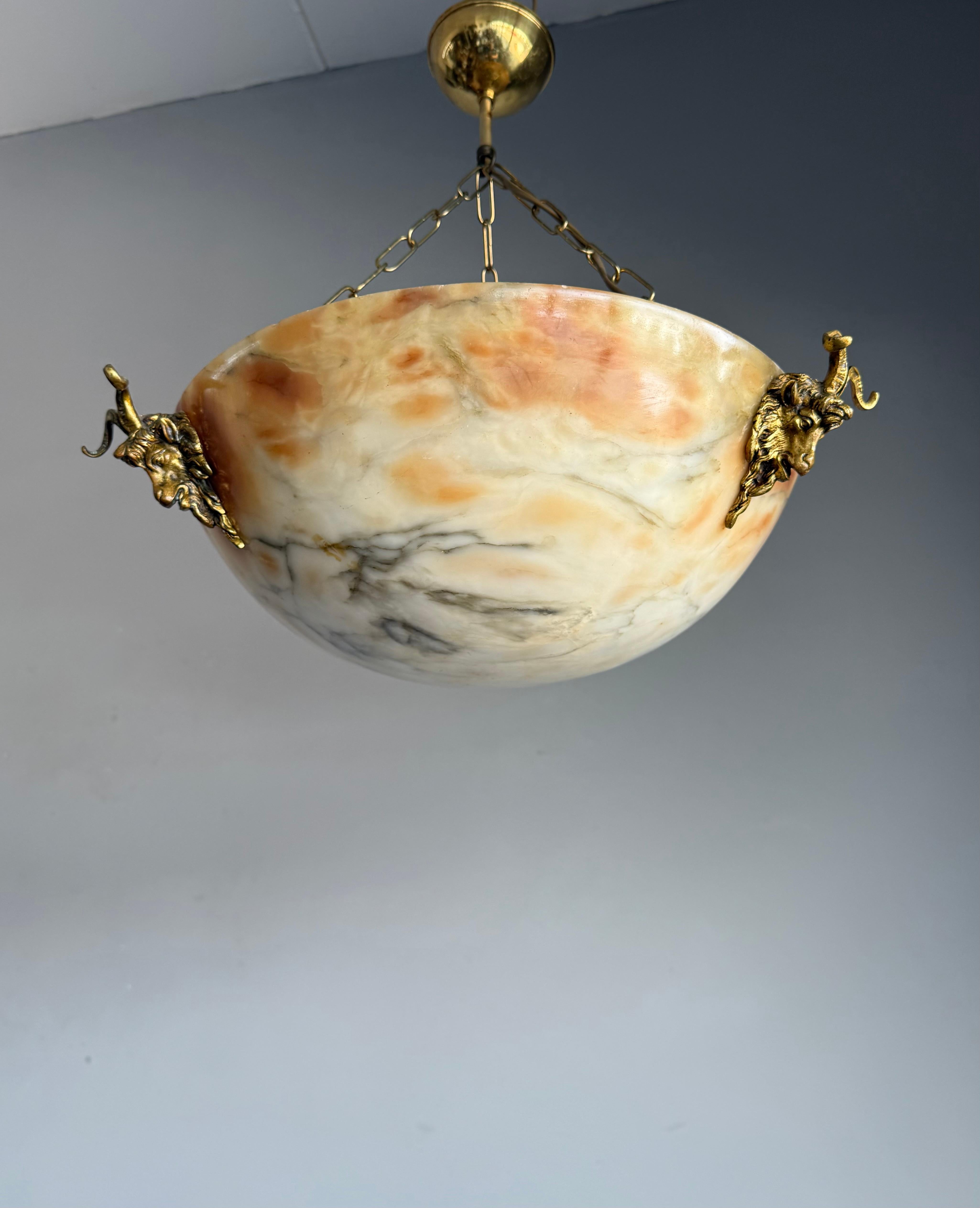Außergewöhnlicher Alabaster-Anhänger aus der Zeit um 1900 mit Bacchus-/Widdermasken aus vergoldeter Bronze (Handgeschnitzt) im Angebot
