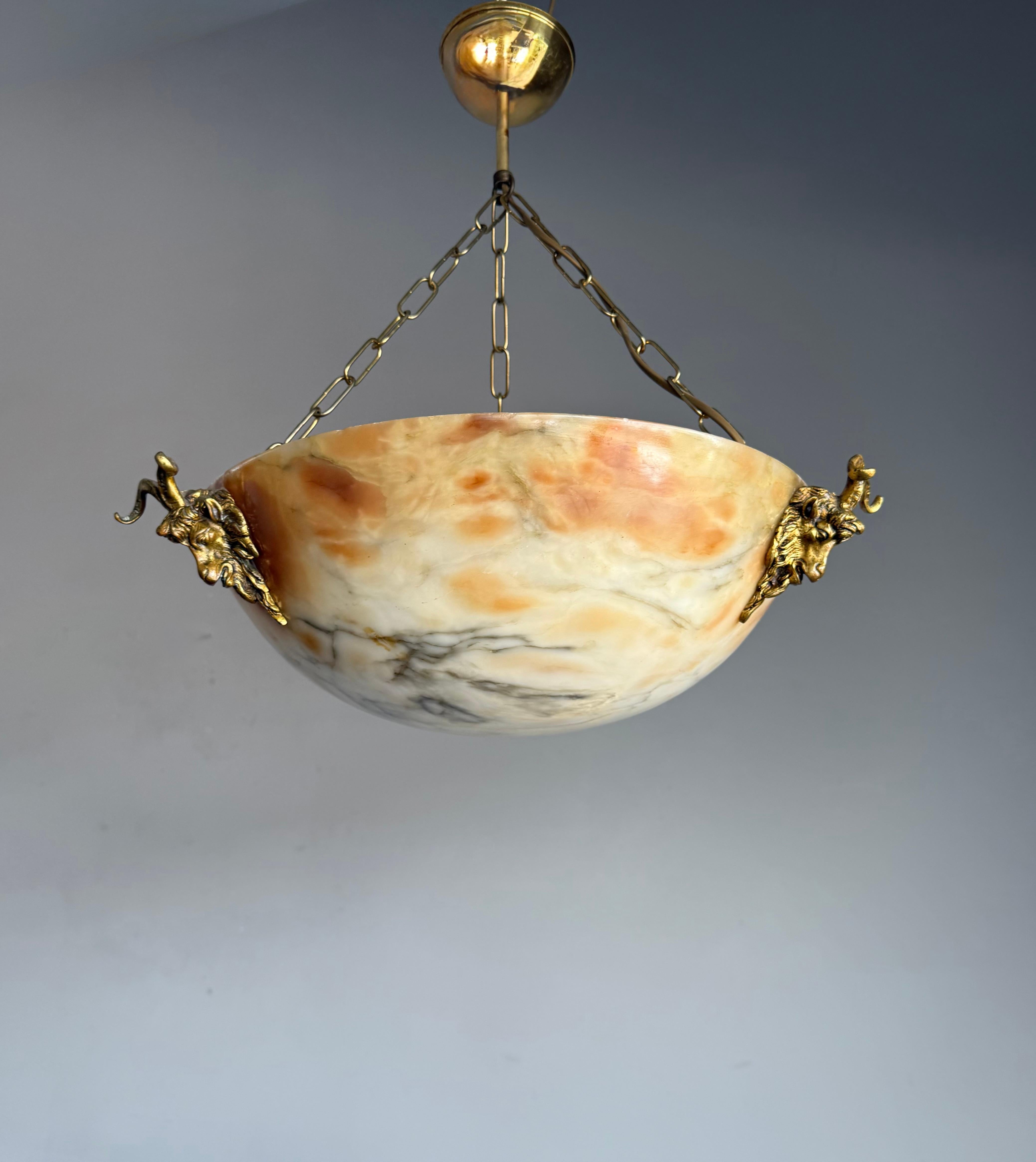 Außergewöhnlicher Alabaster-Anhänger aus der Zeit um 1900 mit Bacchus-/Widdermasken aus vergoldeter Bronze (Messing) im Angebot