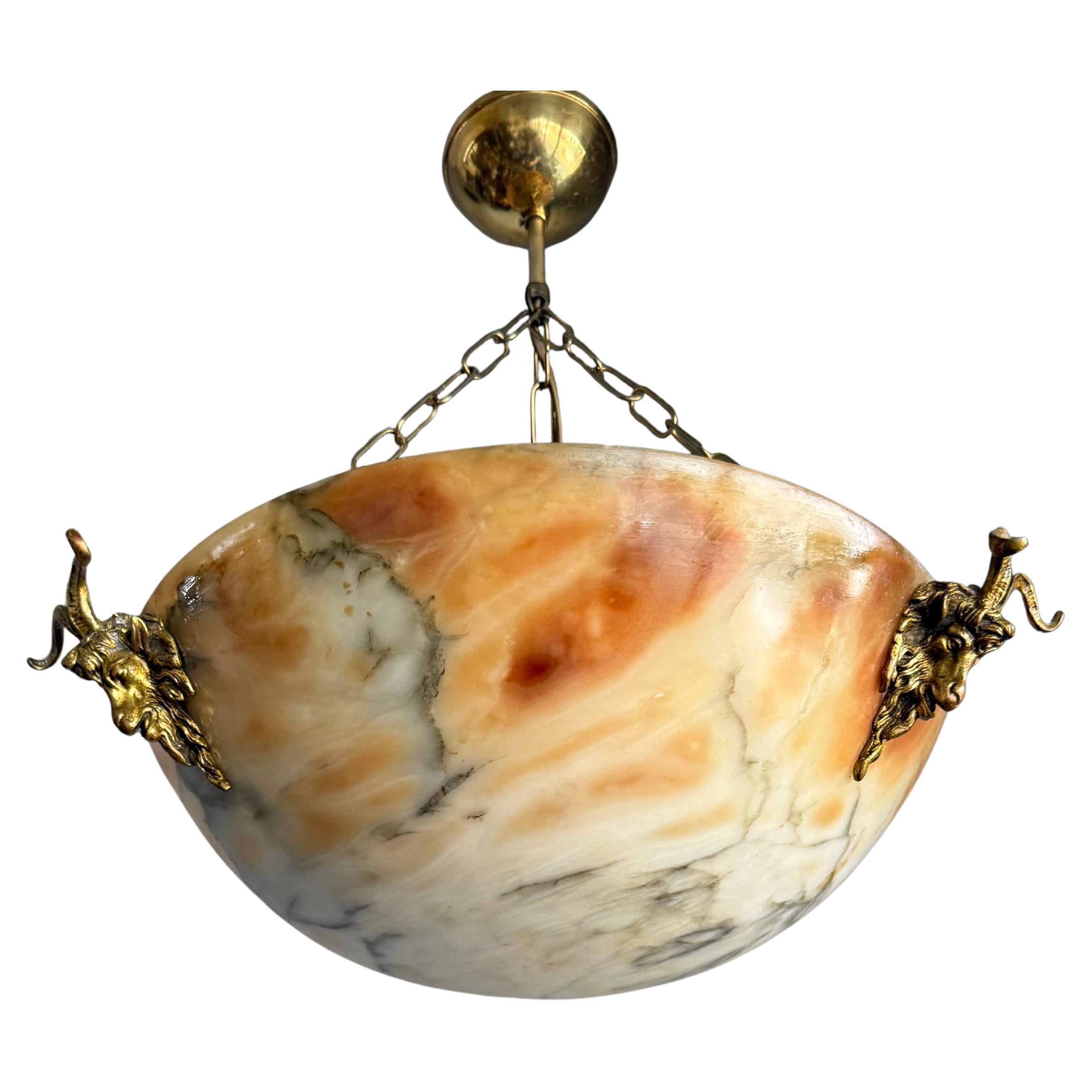 Außergewöhnlicher Alabaster-Anhänger aus der Zeit um 1900 mit Bacchus-/Widdermasken aus vergoldeter Bronze im Angebot