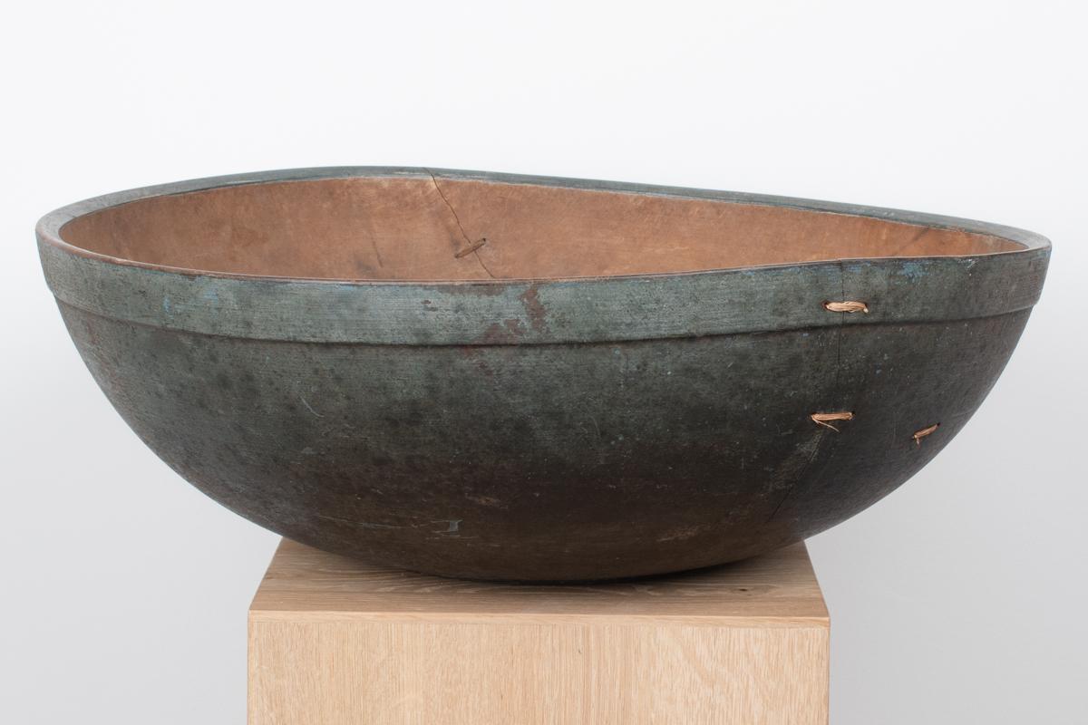 Excepcional Chopping Bowl pintado en azul de principios del siglo XIX con reparaciones cosidas en venta 6