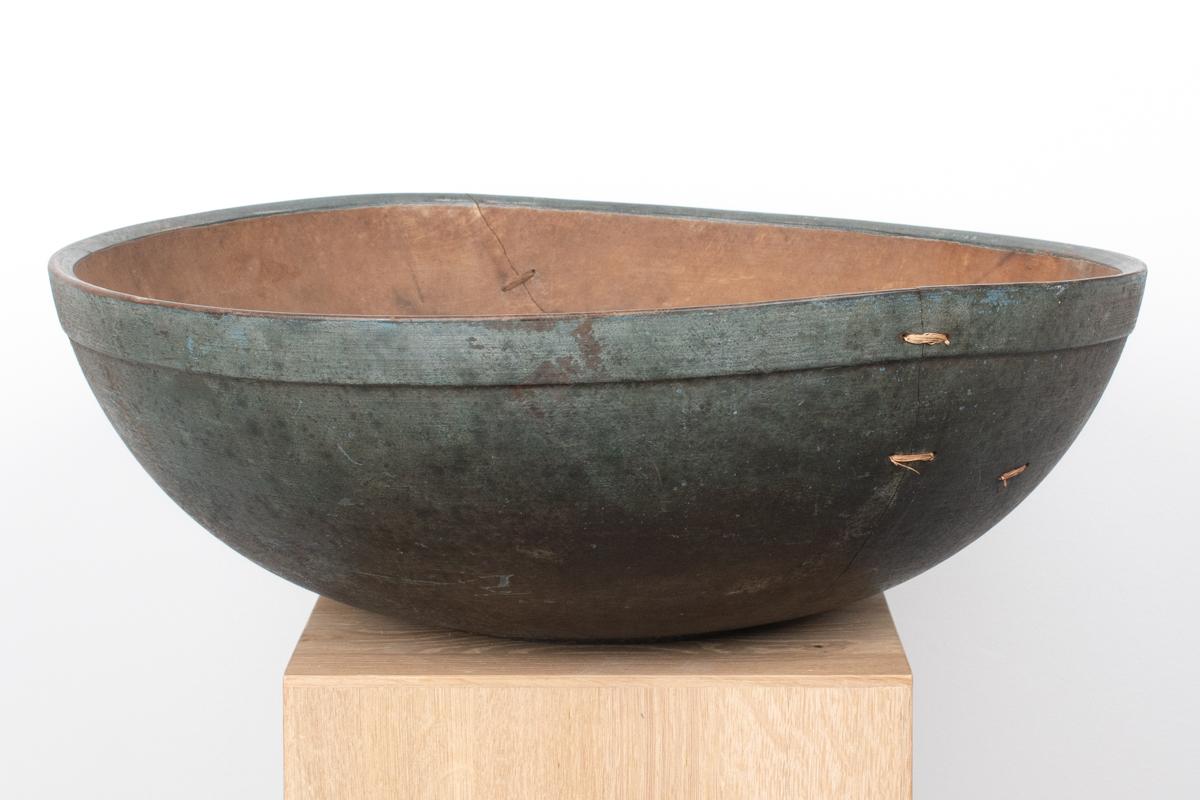Excepcional Chopping Bowl pintado en azul de principios del siglo XIX con reparaciones cosidas en venta 7