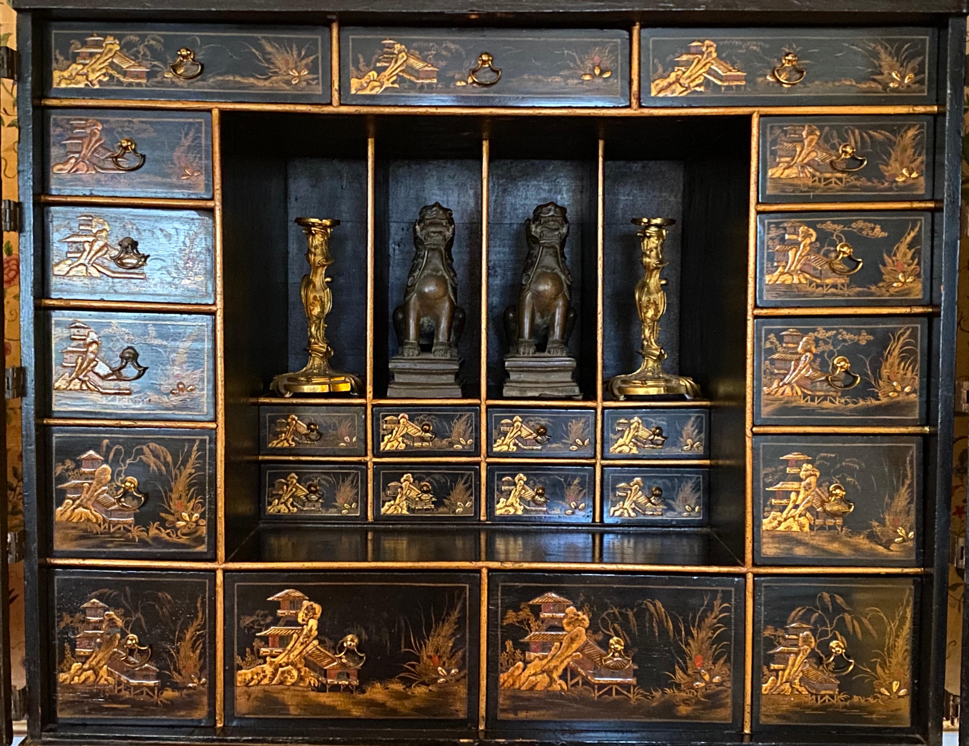 Exceptionnel Cabinet de laque Chinoiserie du début du 19ème siècle sur pied 7