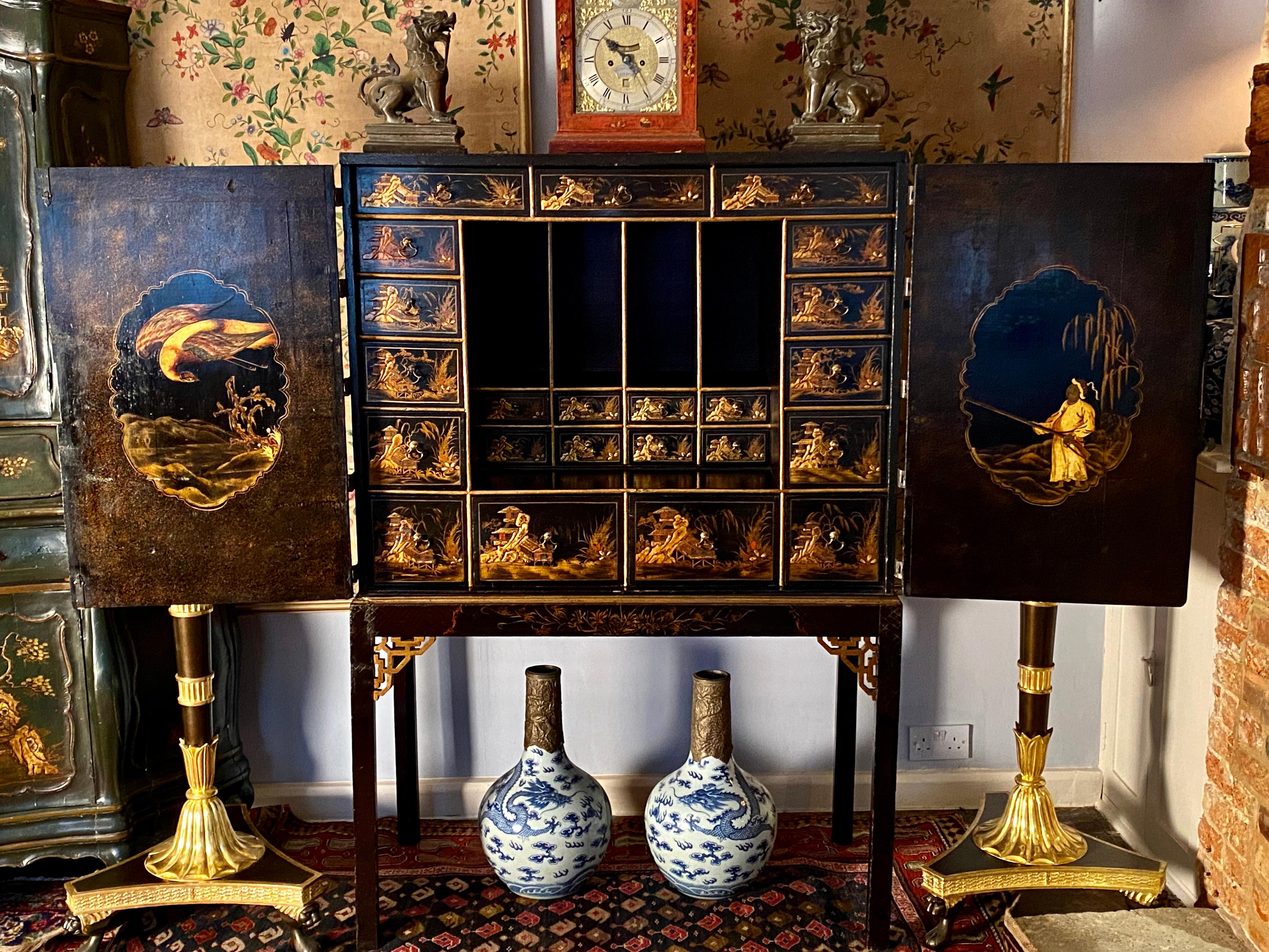 Exceptionnelle armoire en laque d'exportation chinoise du début du XIXe siècle sur pied.

Les deux portes sont décorées de l'interprétation fantaisiste du goût 