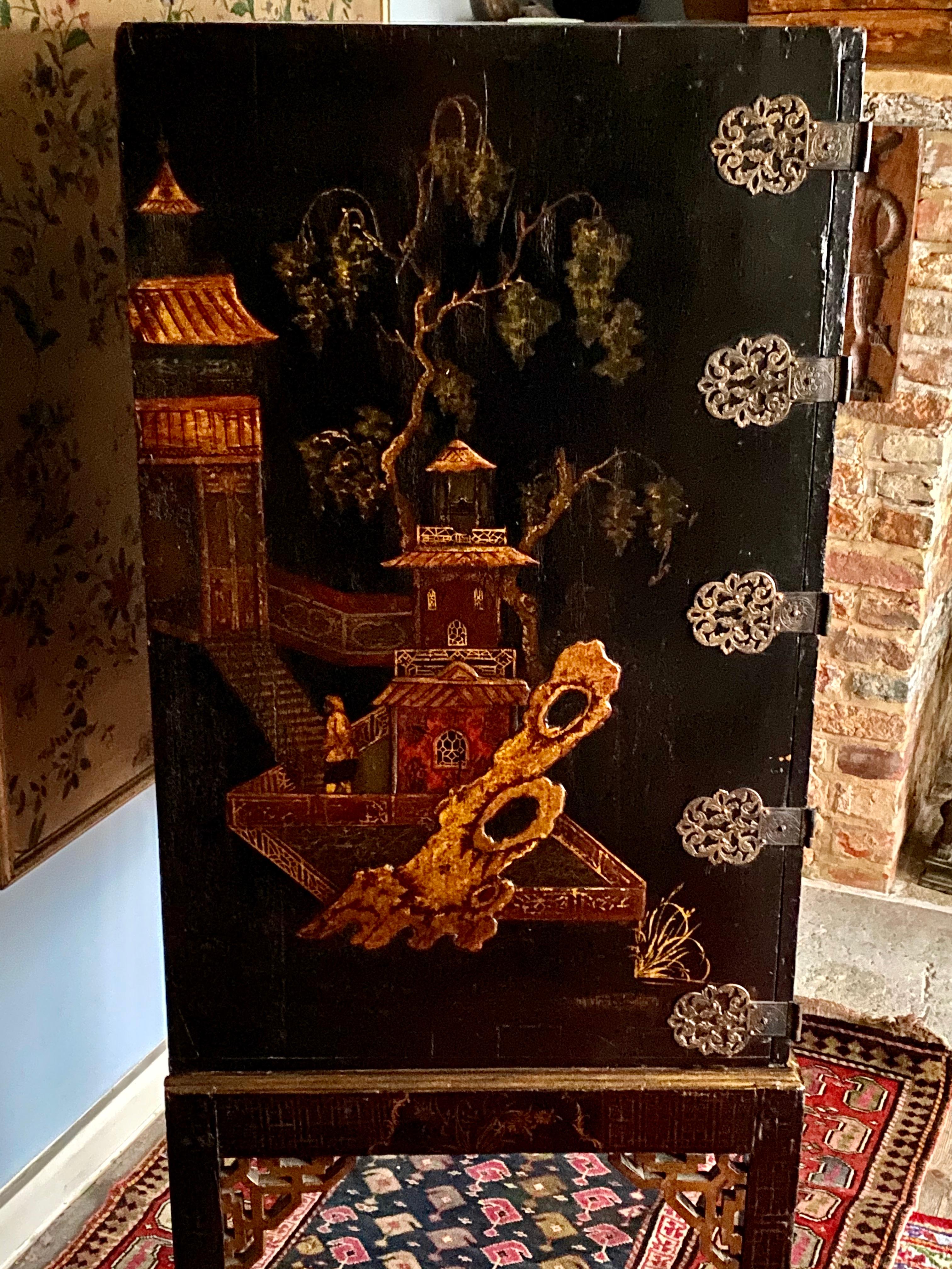 XIXe siècle Exceptionnel Cabinet de laque Chinoiserie du début du 19ème siècle sur pied