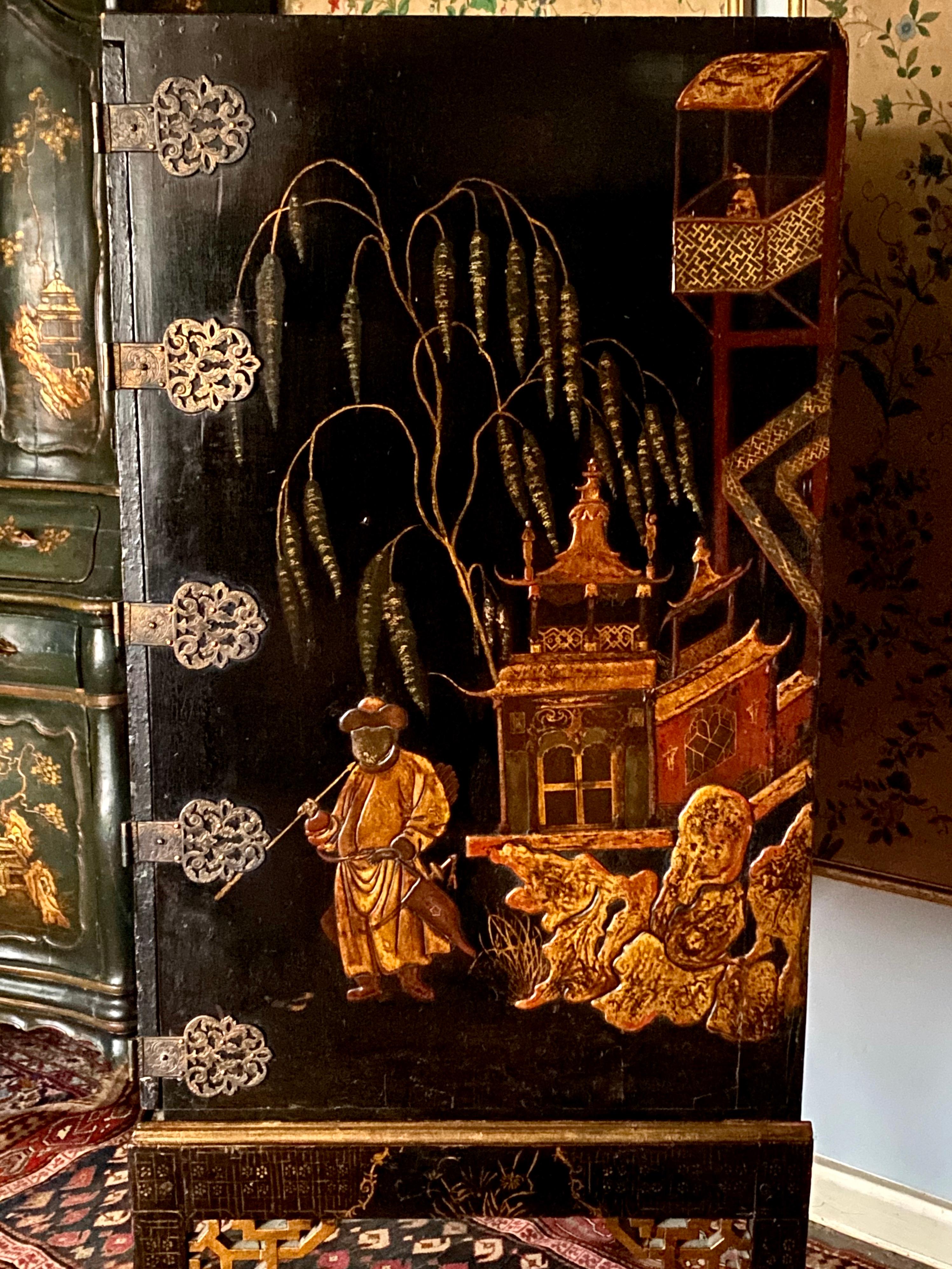 Laque Exceptionnel Cabinet de laque Chinoiserie du début du 19ème siècle sur pied