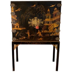 Exceptionnel Cabinet de laque Chinoiserie du début du 19ème siècle sur pied
