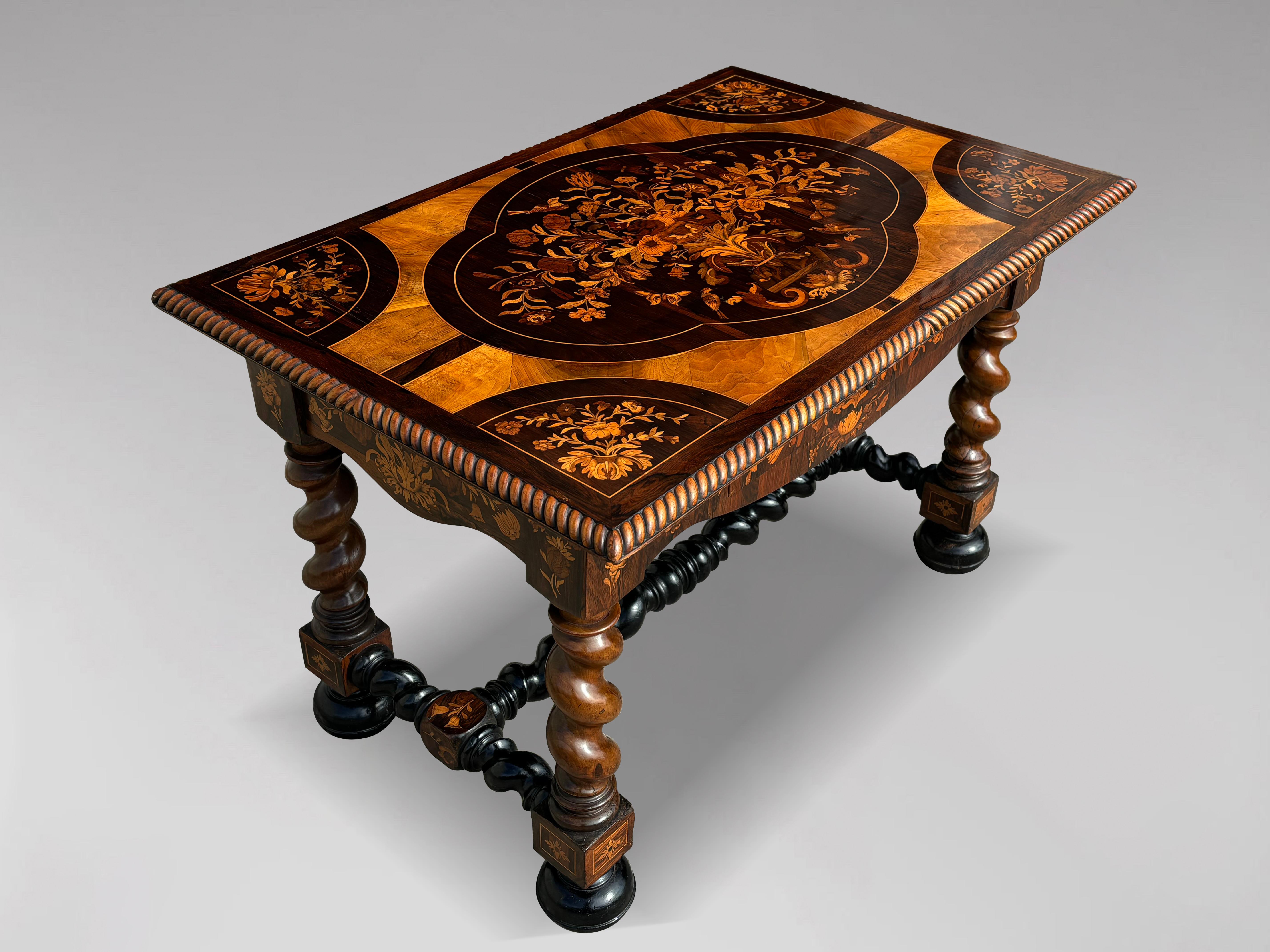 Excepcional mesa central de marquetería de nogal holandés de principios del siglo XIX en venta 6