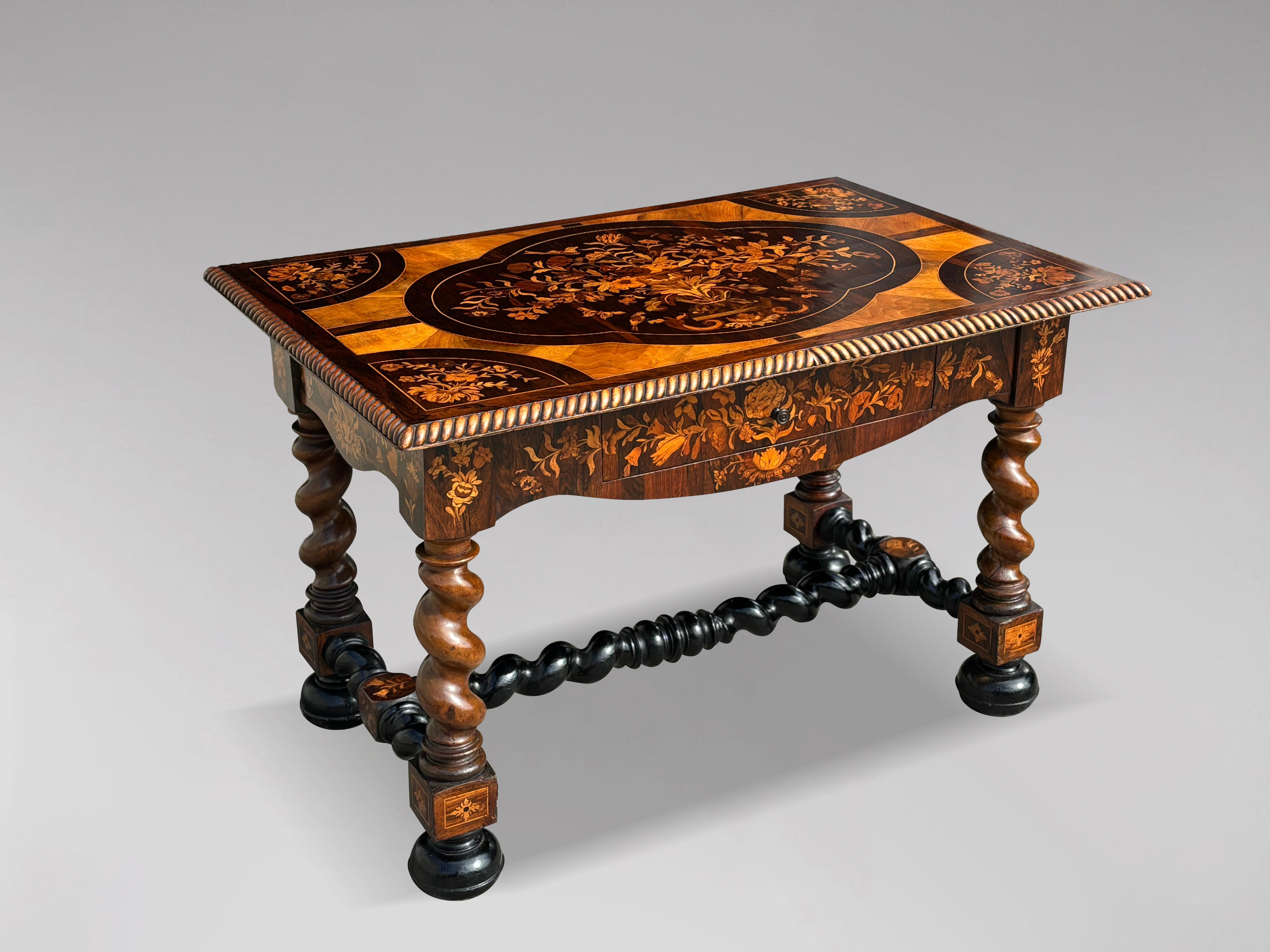 Excepcional mesa central de marquetería de nogal holandés de principios del siglo XIX en venta 7