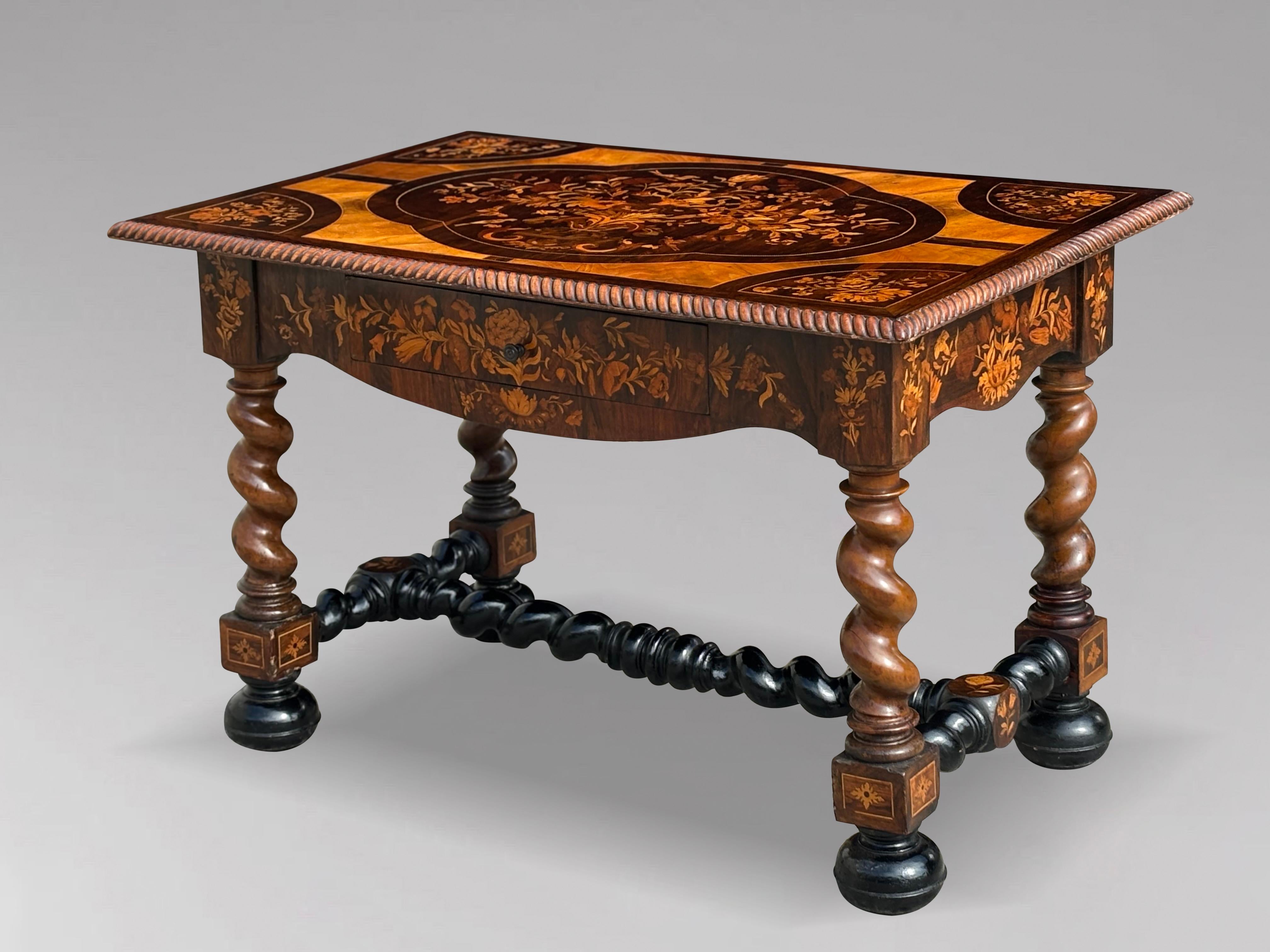 Mesa central holandesa con incrustaciones de marquetería de finales del siglo XVIII o principios del XIX, de excepcional calidad. Esta exquisita mesa presenta un tablero rectangular volado sobre un friso con un delantal perfilado alrededor. Descansa