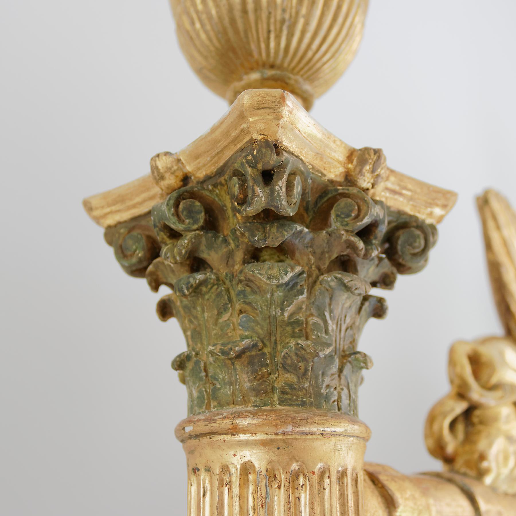 Un inhabituel et intriguant miroir de cheval en bois doré de l'Empire balte dans le goût égyptien. Le design et la riche ornementation de ce miroir reflètent la fascination pour l'antiquité égyptienne suscitée par les campagnes napoléoniennes de la