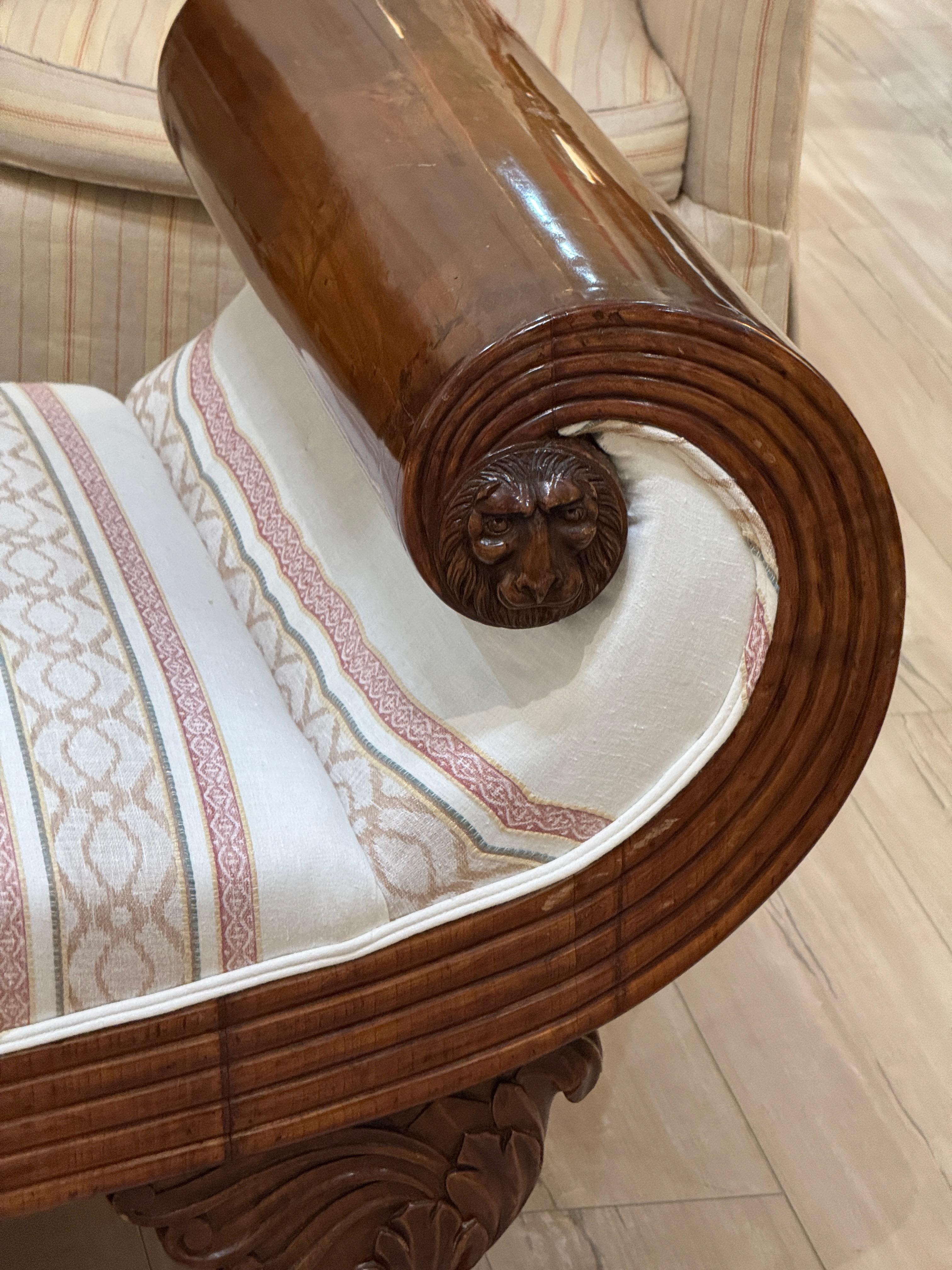 Excepcional sofá cama de caoba tallada de principios del siglo XIX en estilo Imperio francés en venta 5