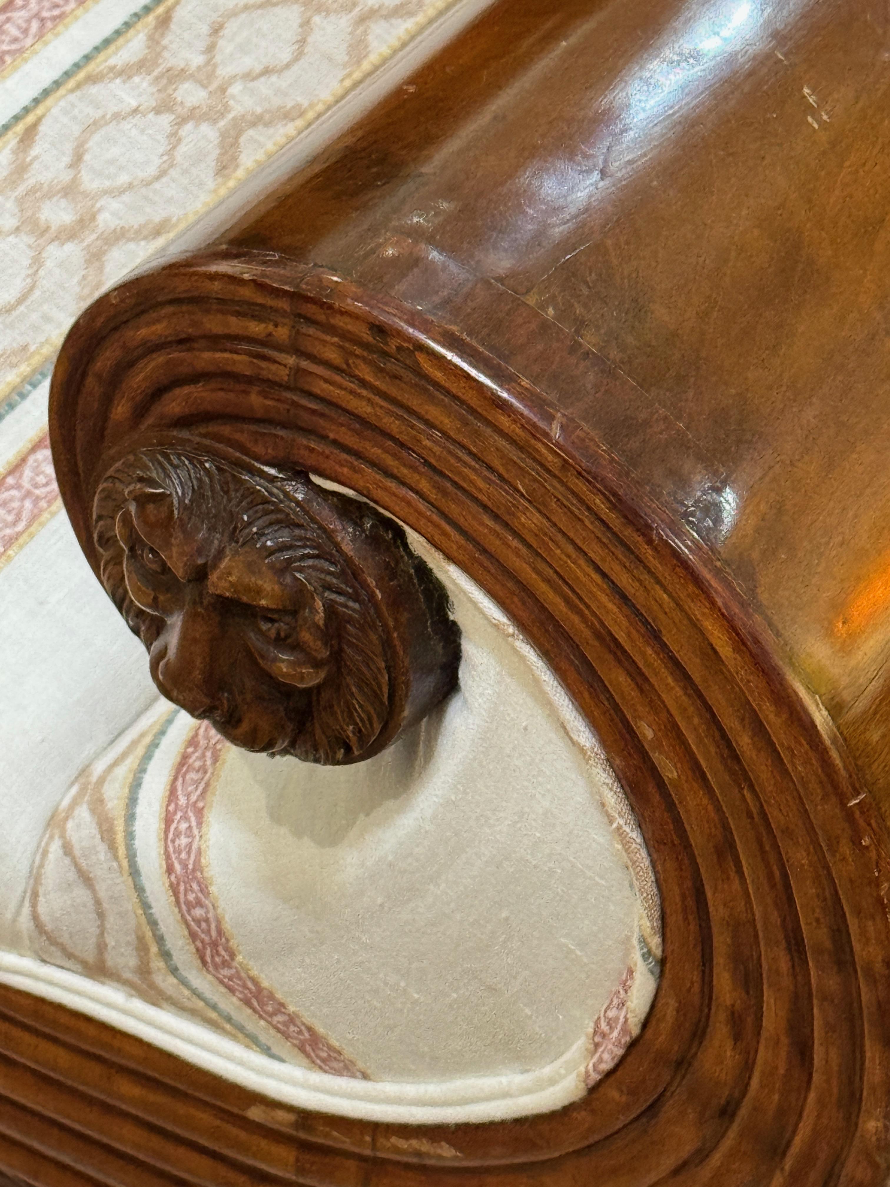 Excepcional sofá cama de caoba tallada de principios del siglo XIX en estilo Imperio francés en venta 6