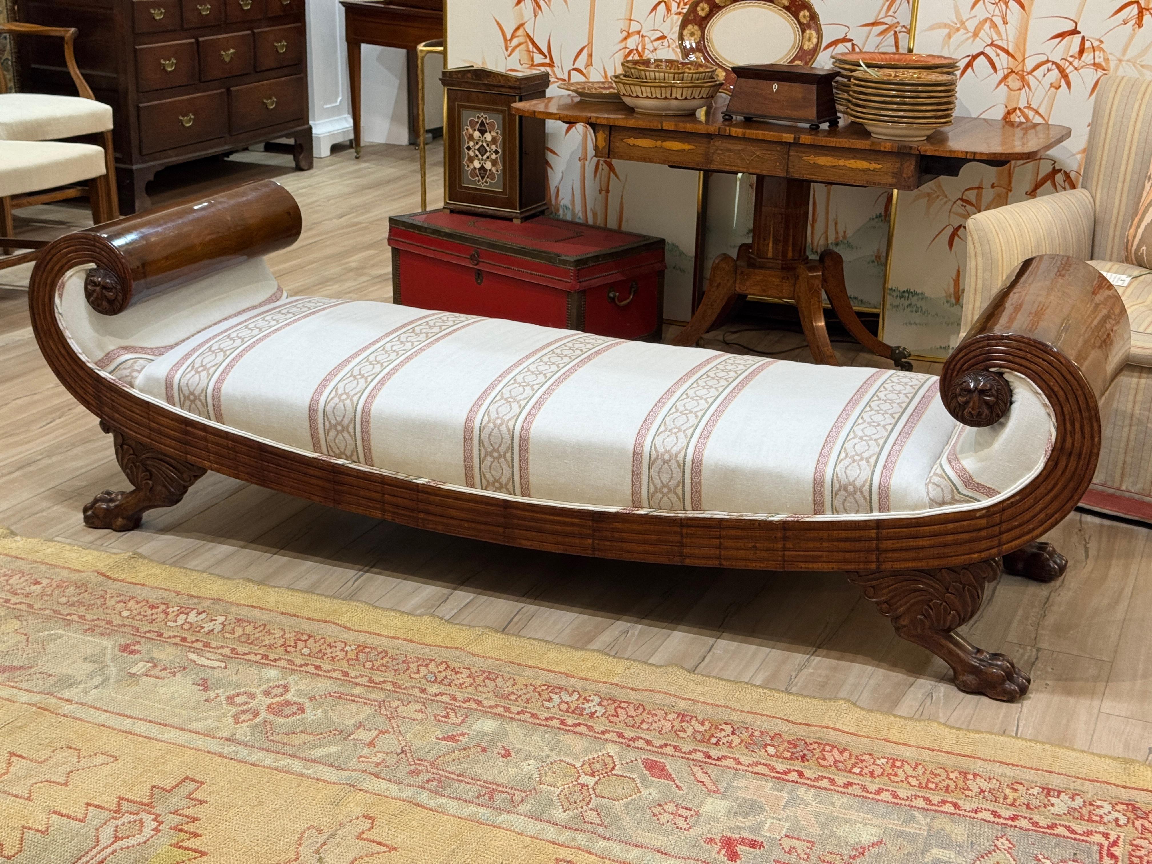 Excepcional sofá cama de caoba tallada de principios del siglo XIX en estilo Imperio francés Francés en venta