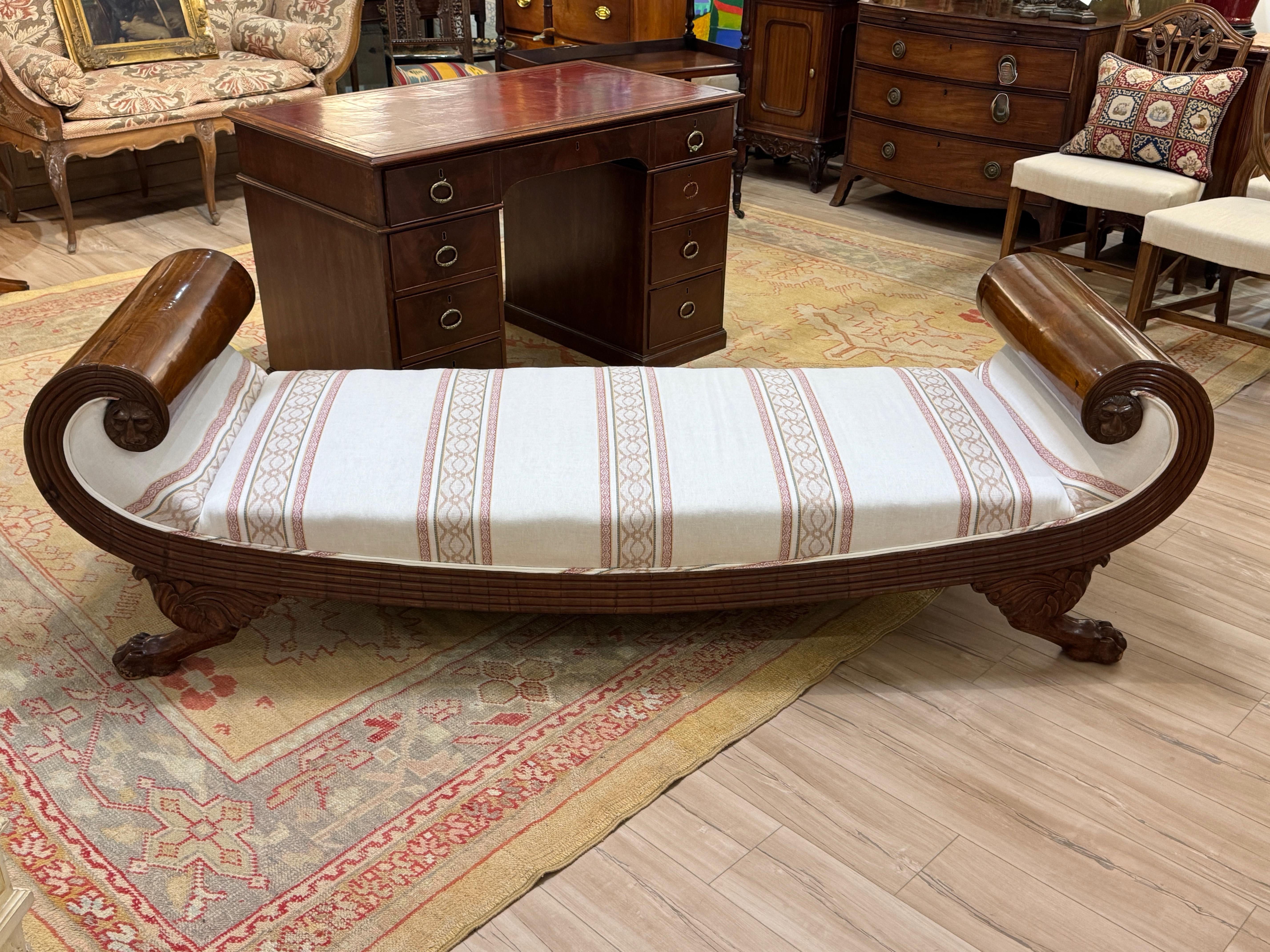 Excepcional sofá cama de caoba tallada de principios del siglo XIX en estilo Imperio francés en Bueno estado para la venta en Charlottesville, VA