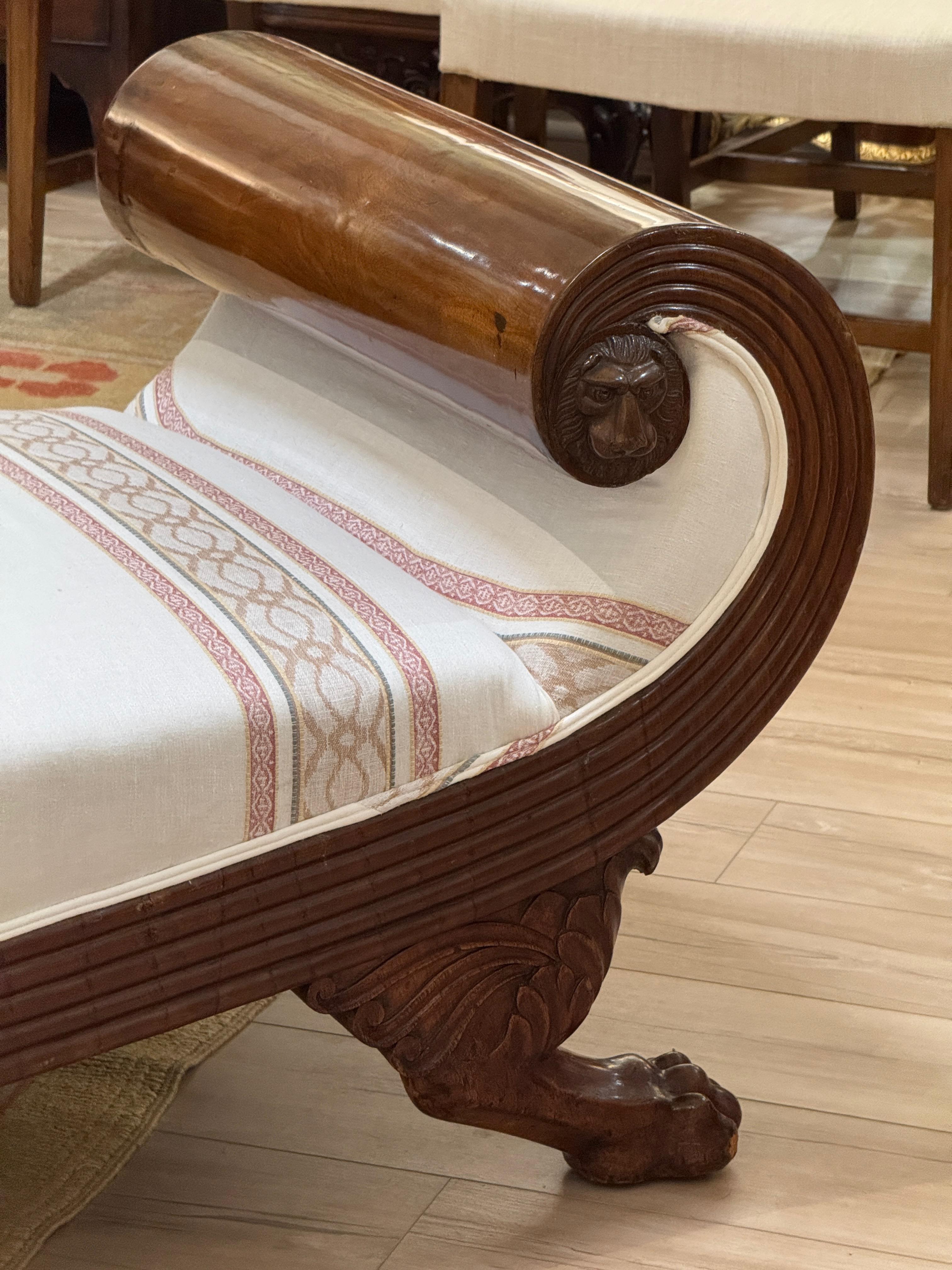 Excepcional sofá cama de caoba tallada de principios del siglo XIX en estilo Imperio francés Caoba en venta