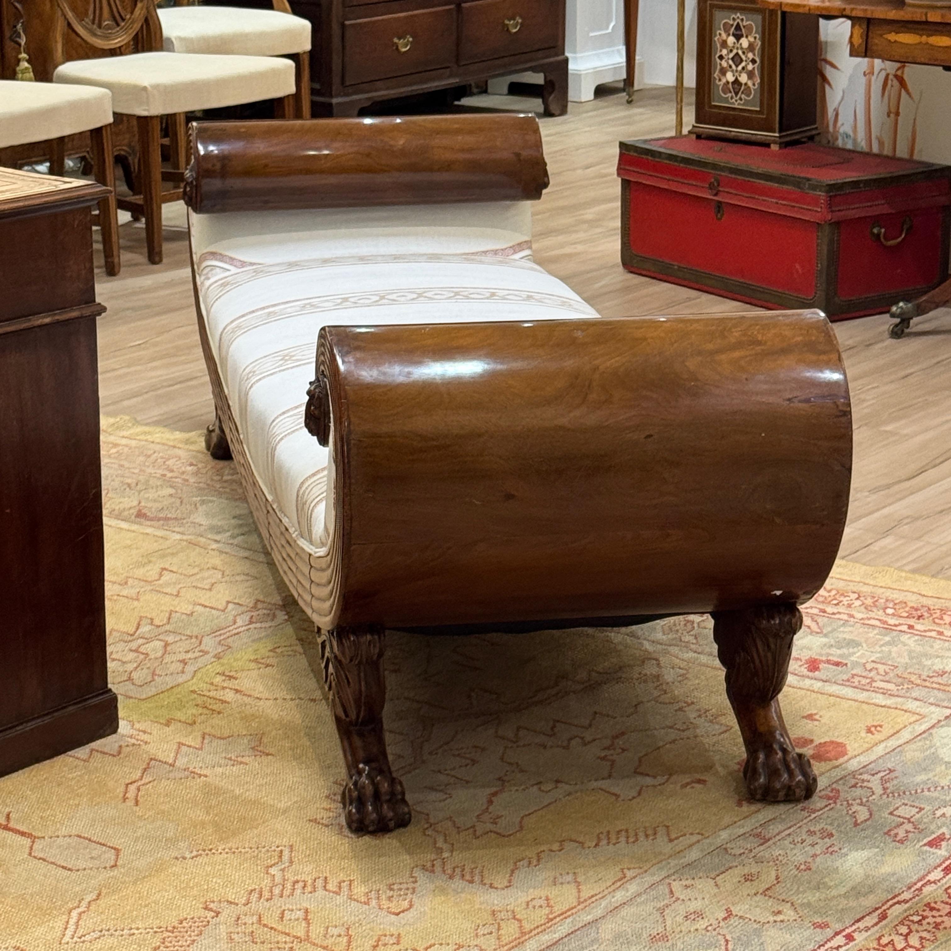 Excepcional sofá cama de caoba tallada de principios del siglo XIX en estilo Imperio francés en venta 2