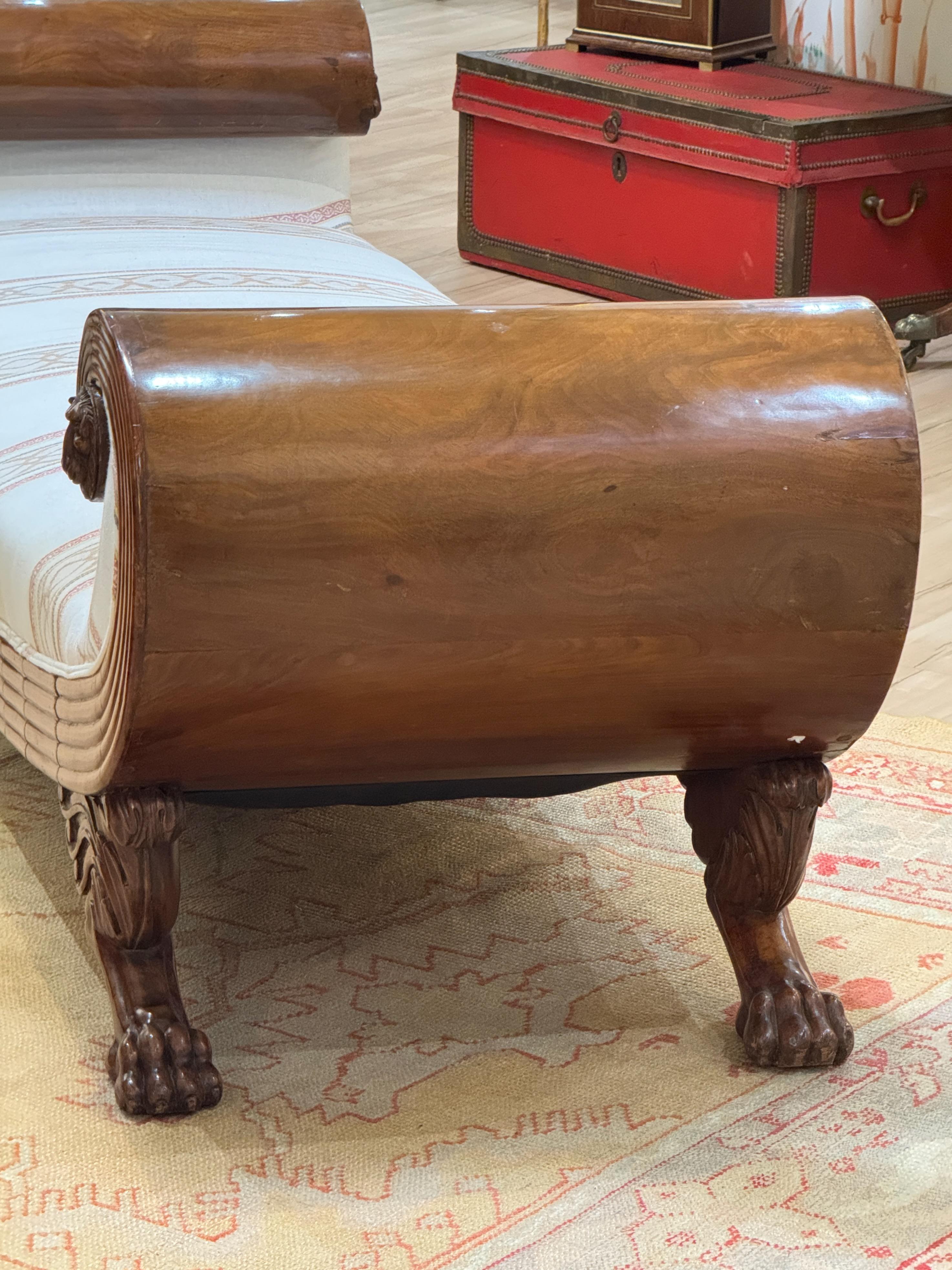 Excepcional sofá cama de caoba tallada de principios del siglo XIX en estilo Imperio francés en venta 3