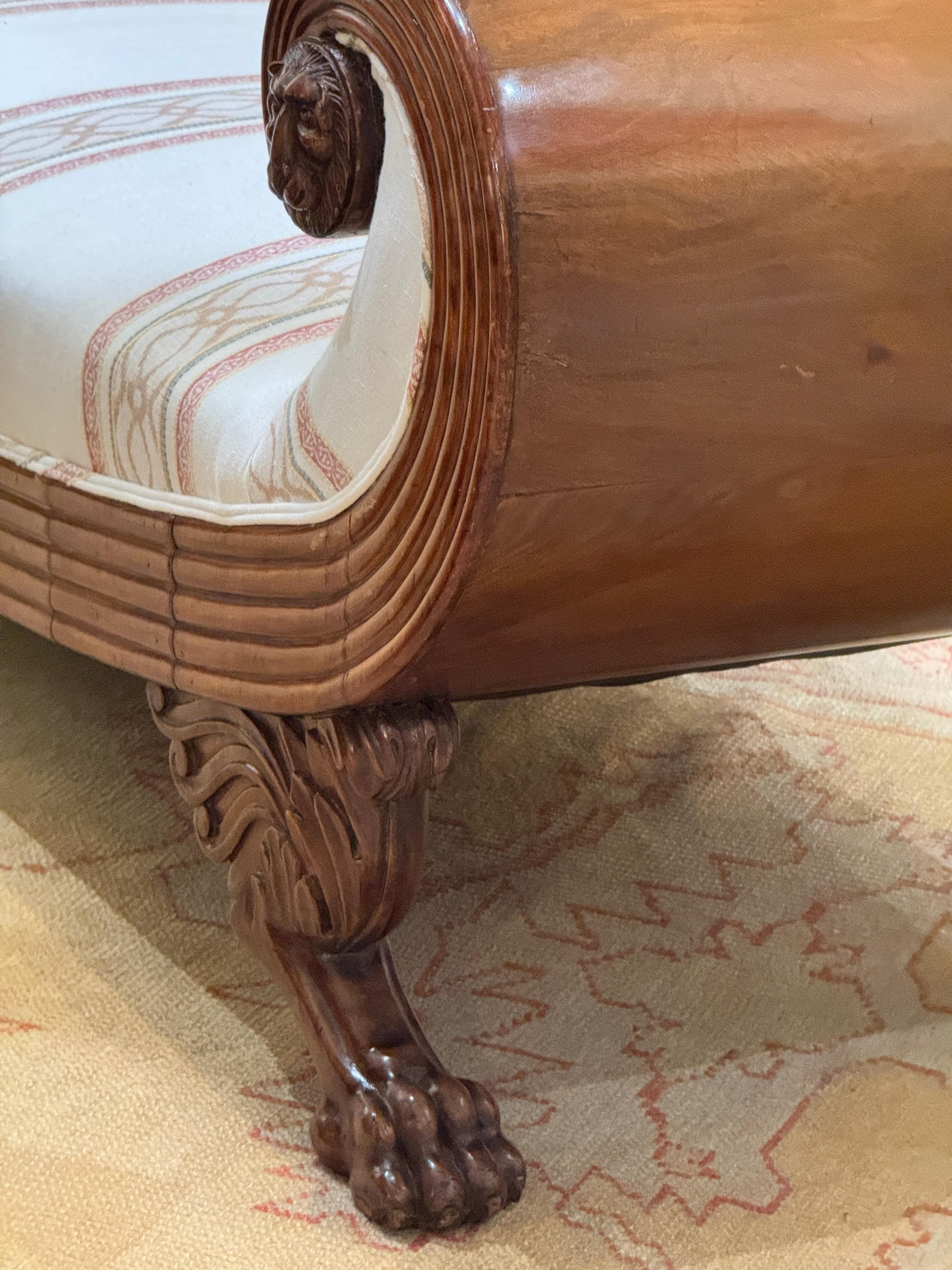 Excepcional sofá cama de caoba tallada de principios del siglo XIX en estilo Imperio francés en venta 4