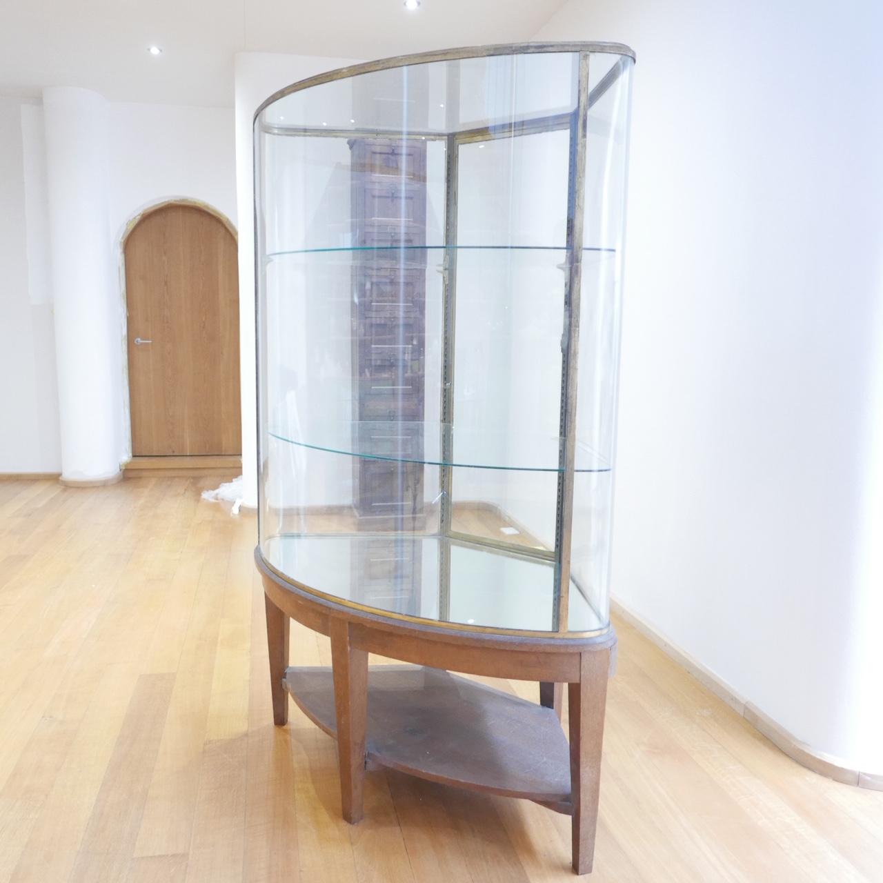 Exceptional Early 20th Century English Bow Glass Display Cabinet For Sale 2