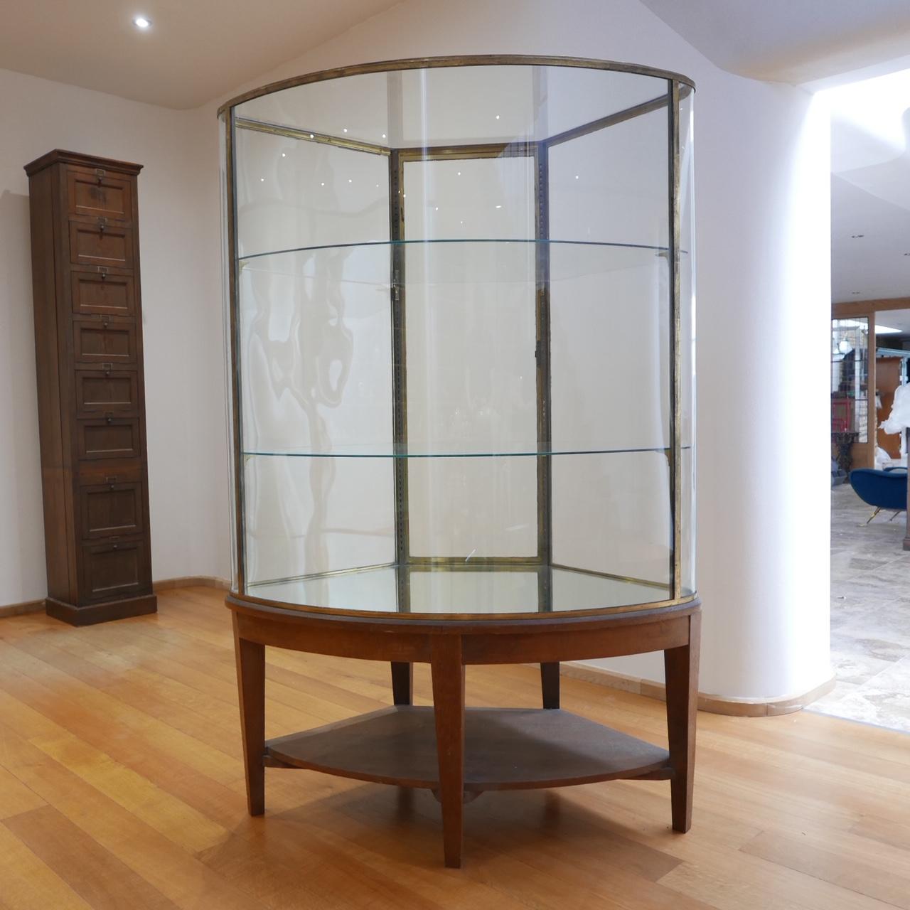 Exceptional Early 20th Century English Bow Glass Display Cabinet In Good Condition For Sale In London, GB