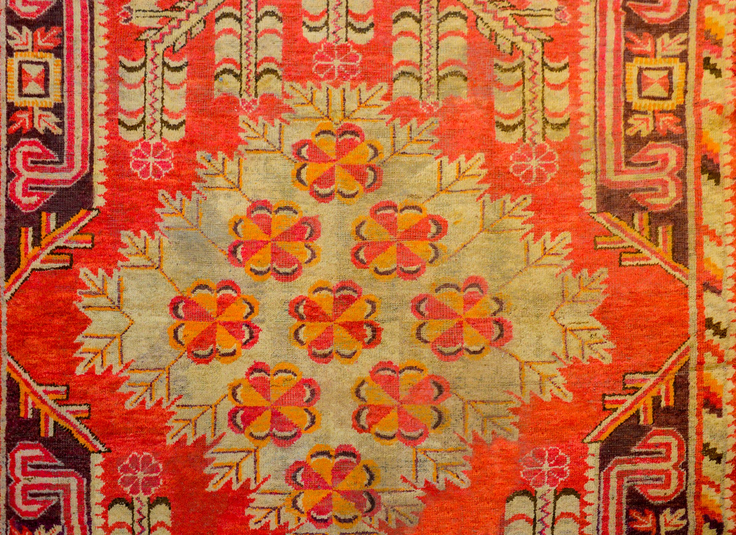 Außergewöhnlicher Khotan-Teppich aus dem frühen 20. (Pflanzlich gefärbt) im Angebot