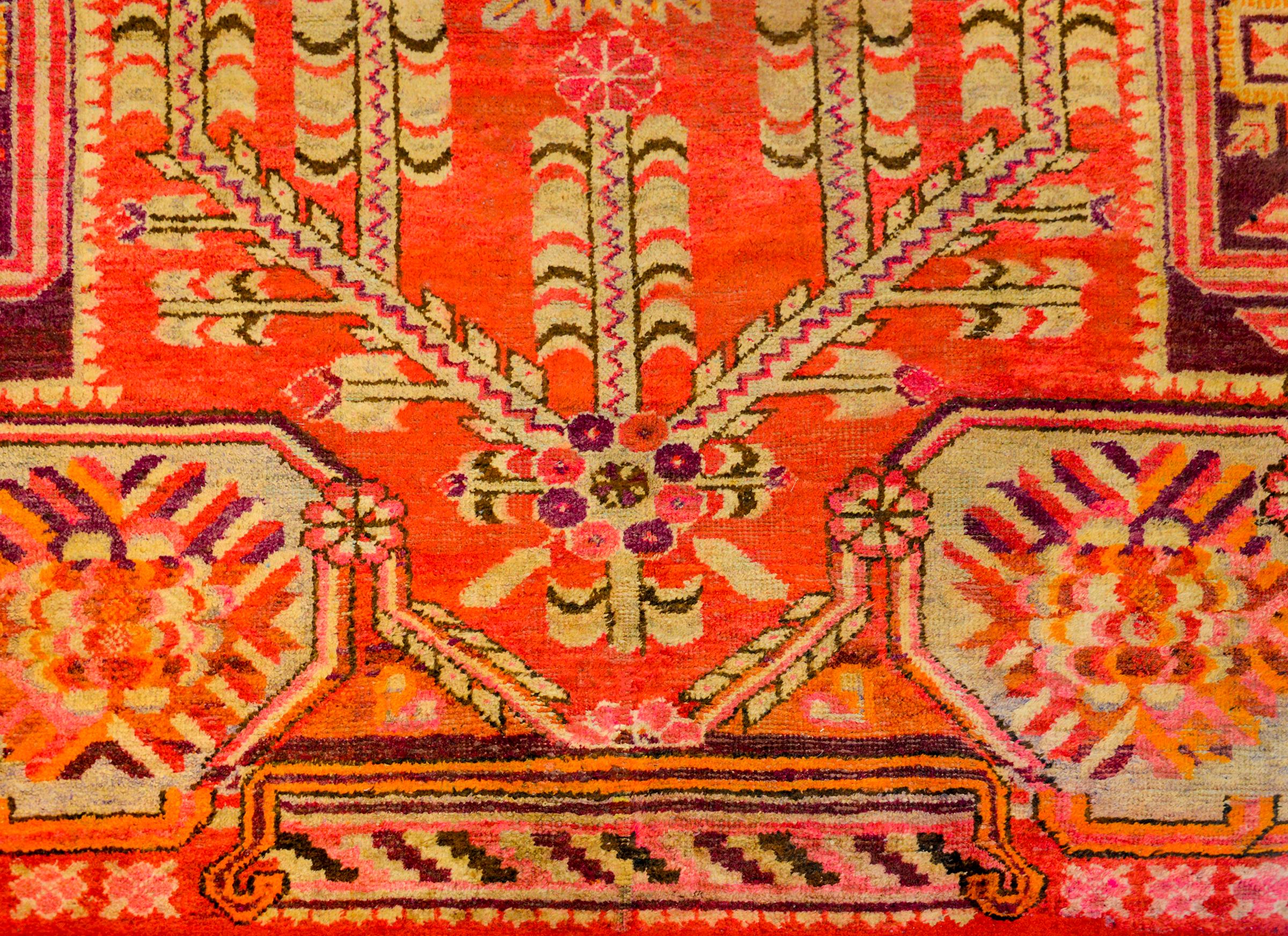 Außergewöhnlicher Khotan-Teppich aus dem frühen 20. im Zustand „Gut“ im Angebot in Chicago, IL
