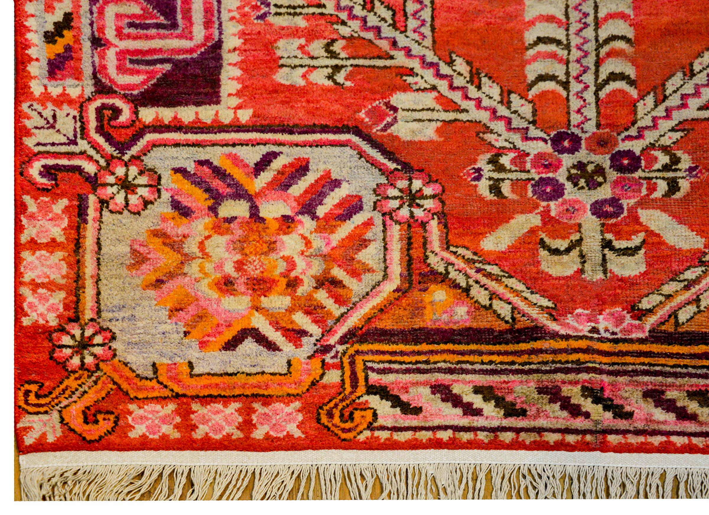 Außergewöhnlicher Khotan-Teppich aus dem frühen 20. (Mitte des 20. Jahrhunderts) im Angebot