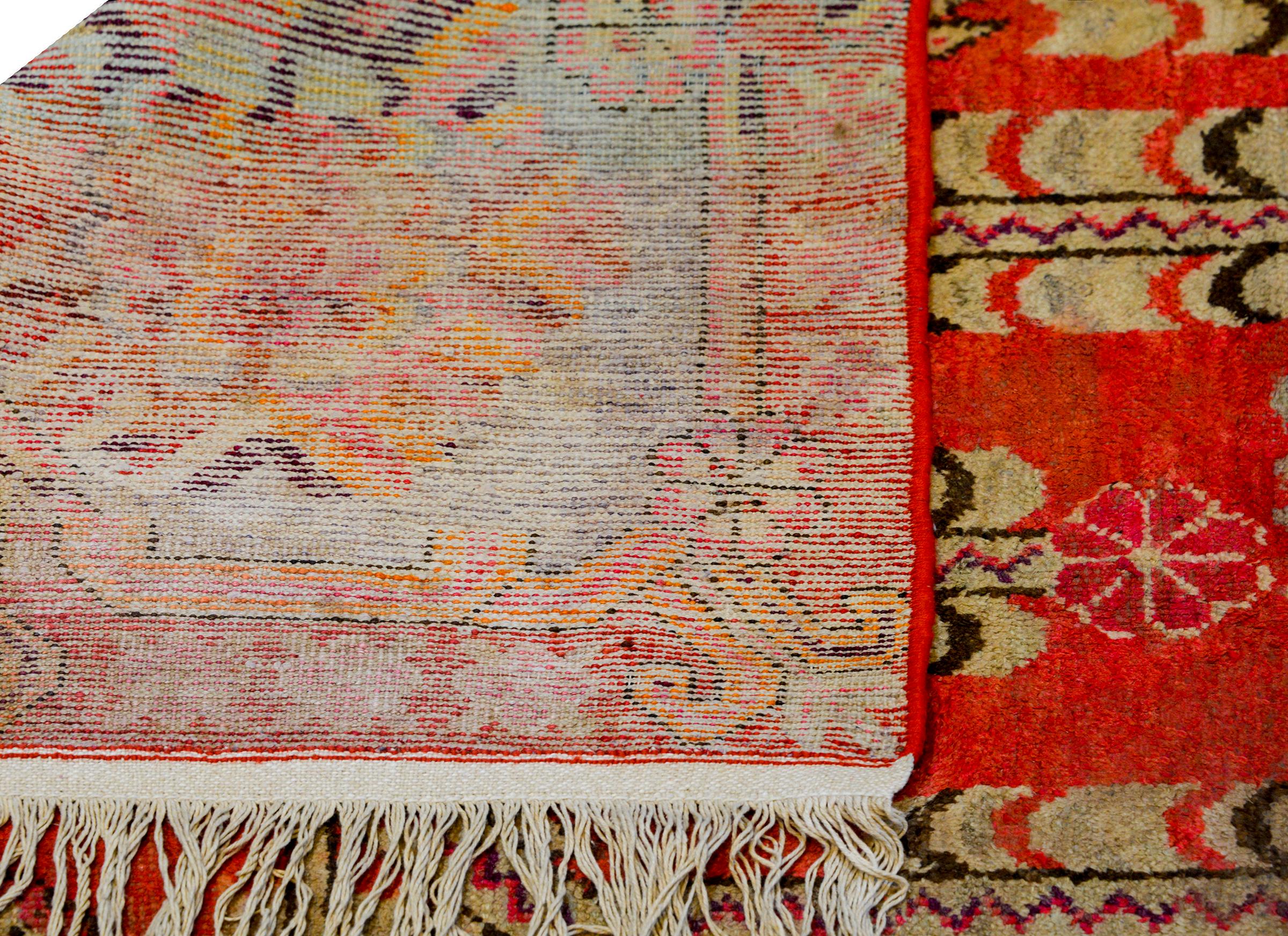 Außergewöhnlicher Khotan-Teppich aus dem frühen 20. im Angebot 1