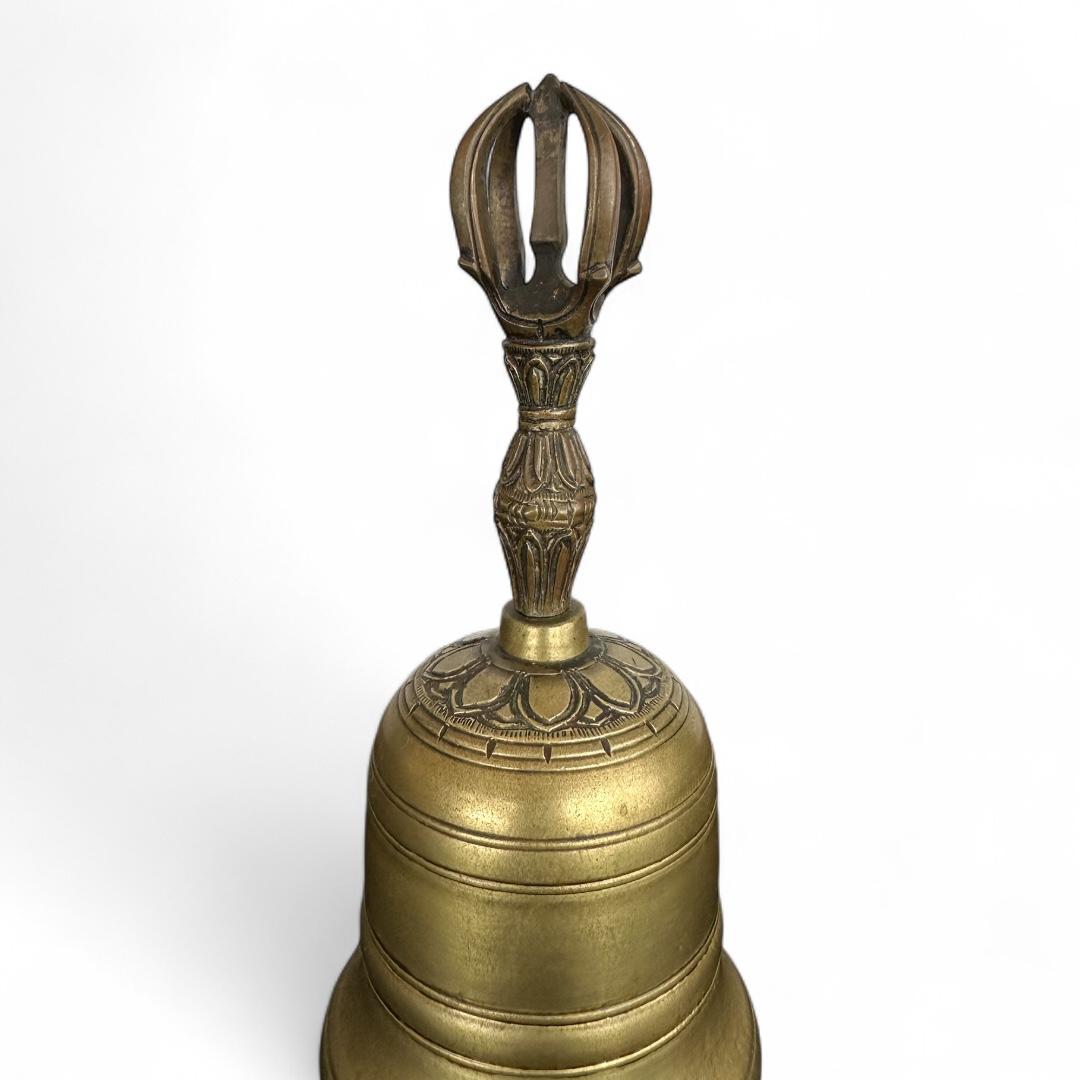 Excepcional Ritual del Periodo Edo  Conjunto Vajra con Campana y Base de Bronce Inscrita en venta 7