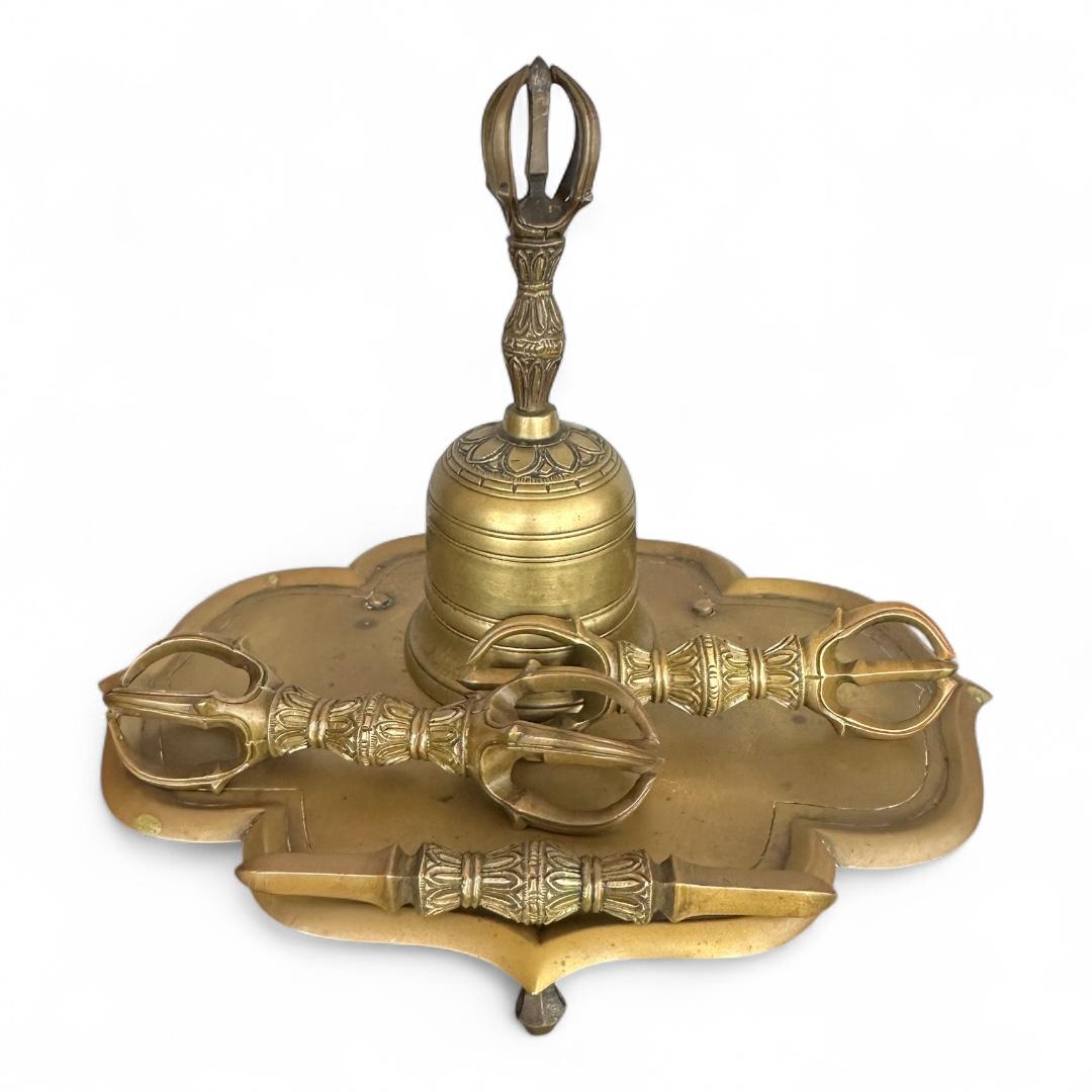 Excepcional Ritual del Periodo Edo  Conjunto Vajra con Campana y Base de Bronce Inscrita Japonés en venta