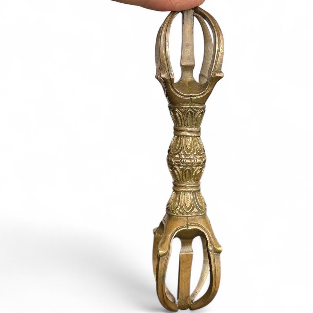 Excepcional Ritual del Periodo Edo  Conjunto Vajra con Campana y Base de Bronce Inscrita en Bueno estado para la venta en Fukuoka, JP