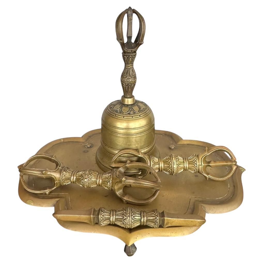 Eccezionale rituale del periodo Edo  Set Vajra con campana e base in bronzo con iscrizione