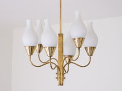Exceptionnel lustre à six bras en laiton et verre opale d'Edvard Hagman, Suède, 1956