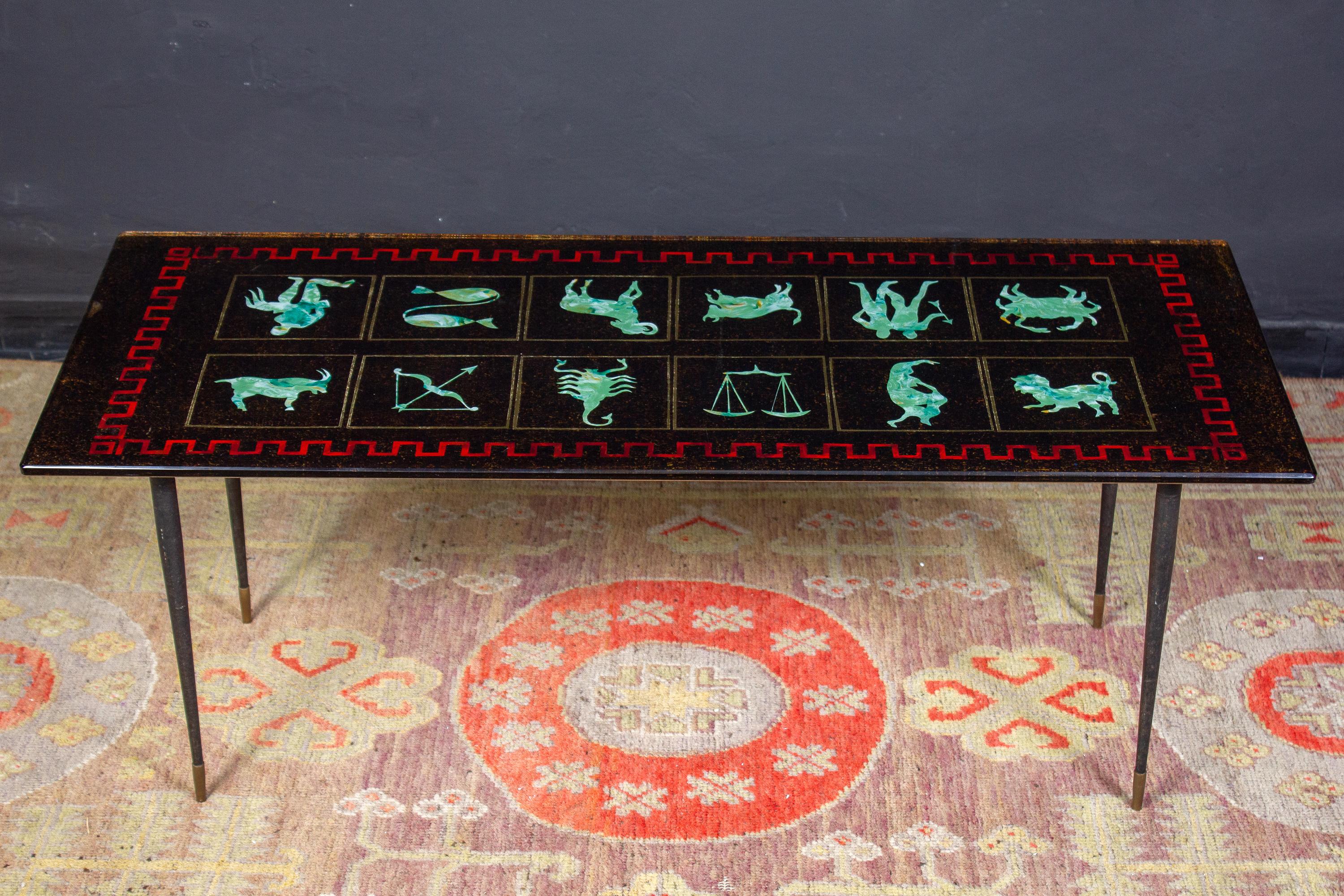 Plateau en verre églomisé de Fontana Arte, datant du milieu du siècle dernier, peint au revers d'un motif de zodiaque.
Repose sur des pieds en métal noir et laiton. Attribué à Gio Ponti.
Verre en parfait état vintage.