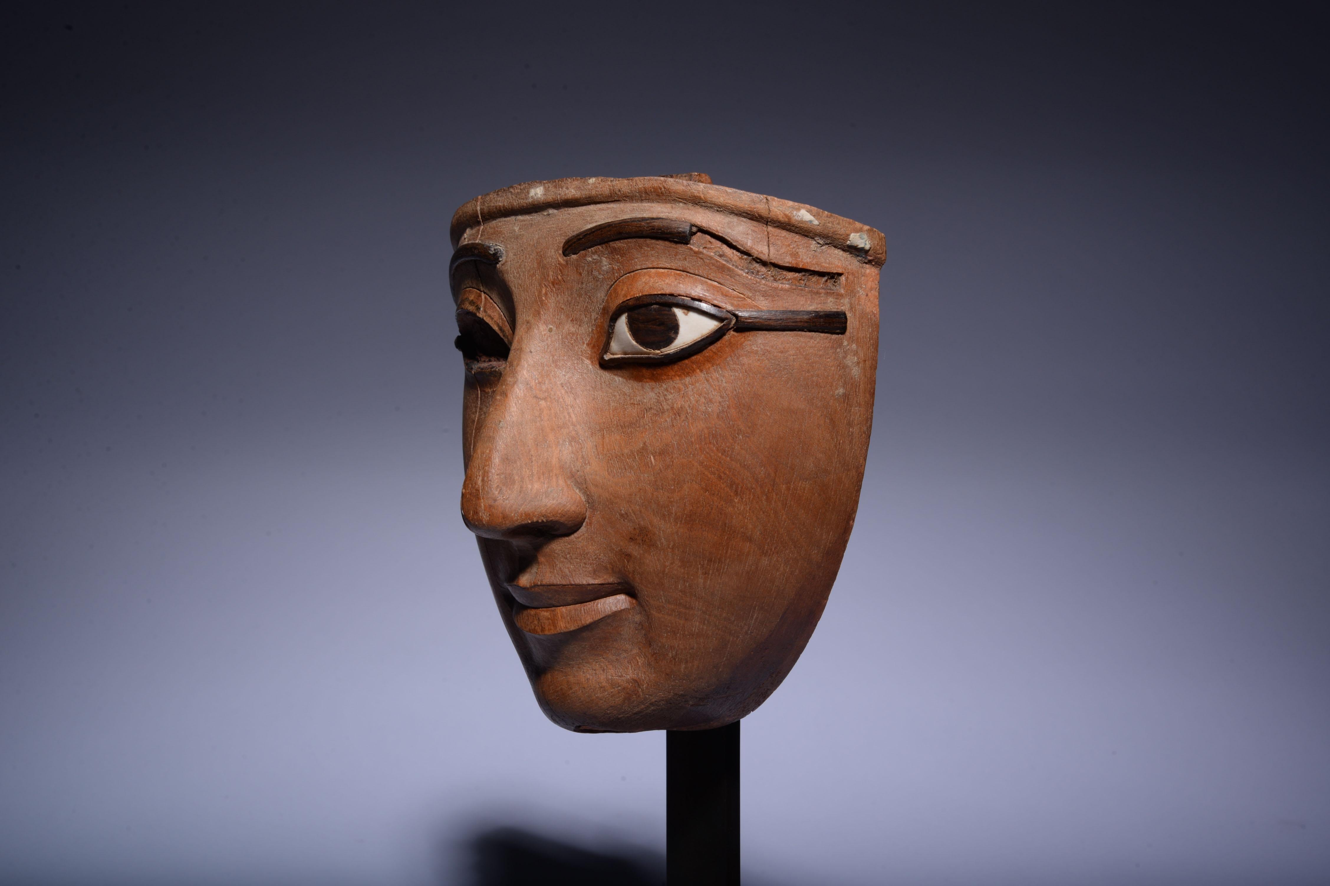 Außergewöhnliche ägyptische Sarkophag-Maske (18. Jahrhundert und früher) im Angebot