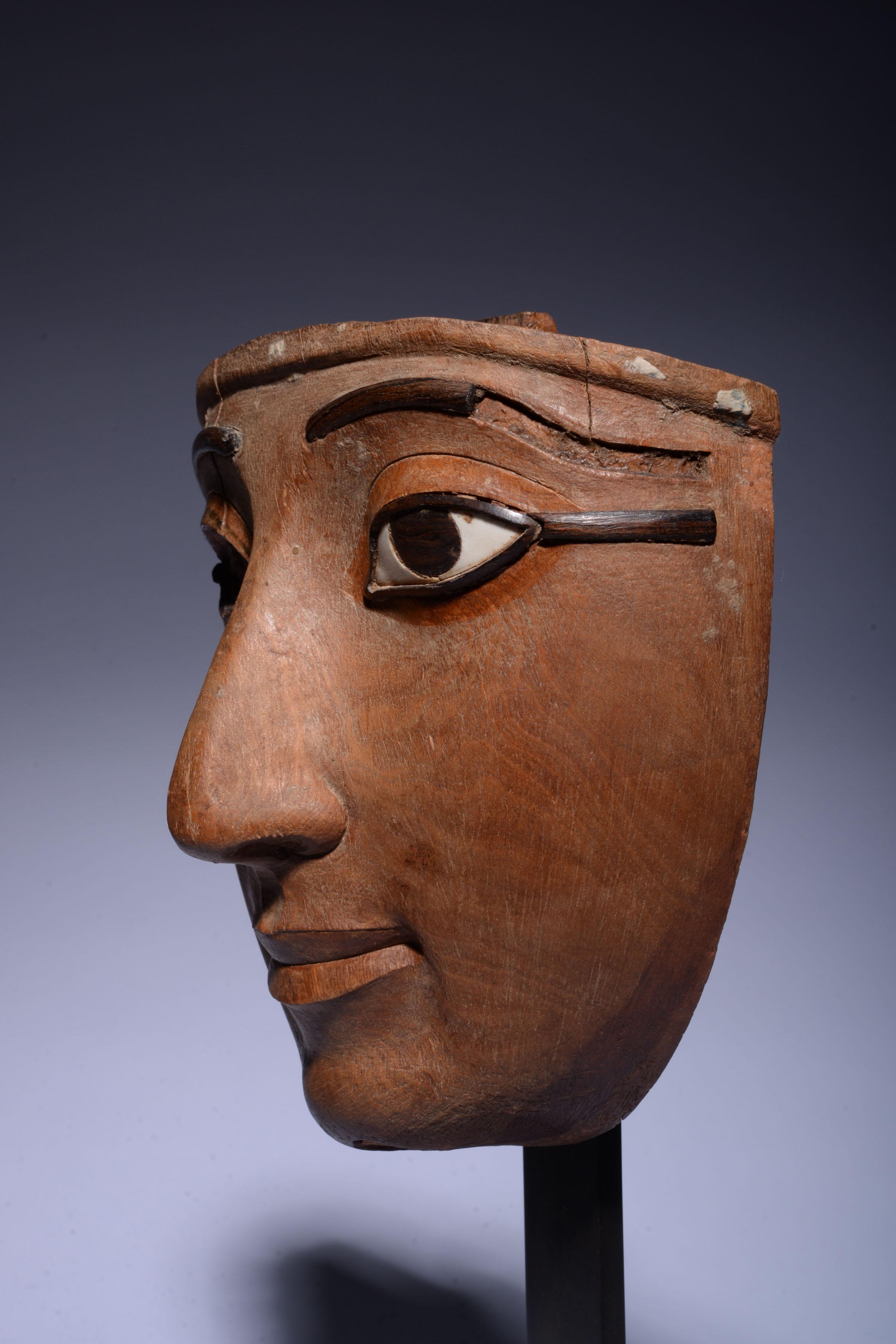 Außergewöhnliche ägyptische Sarkophag-Maske (Obstholz) im Angebot