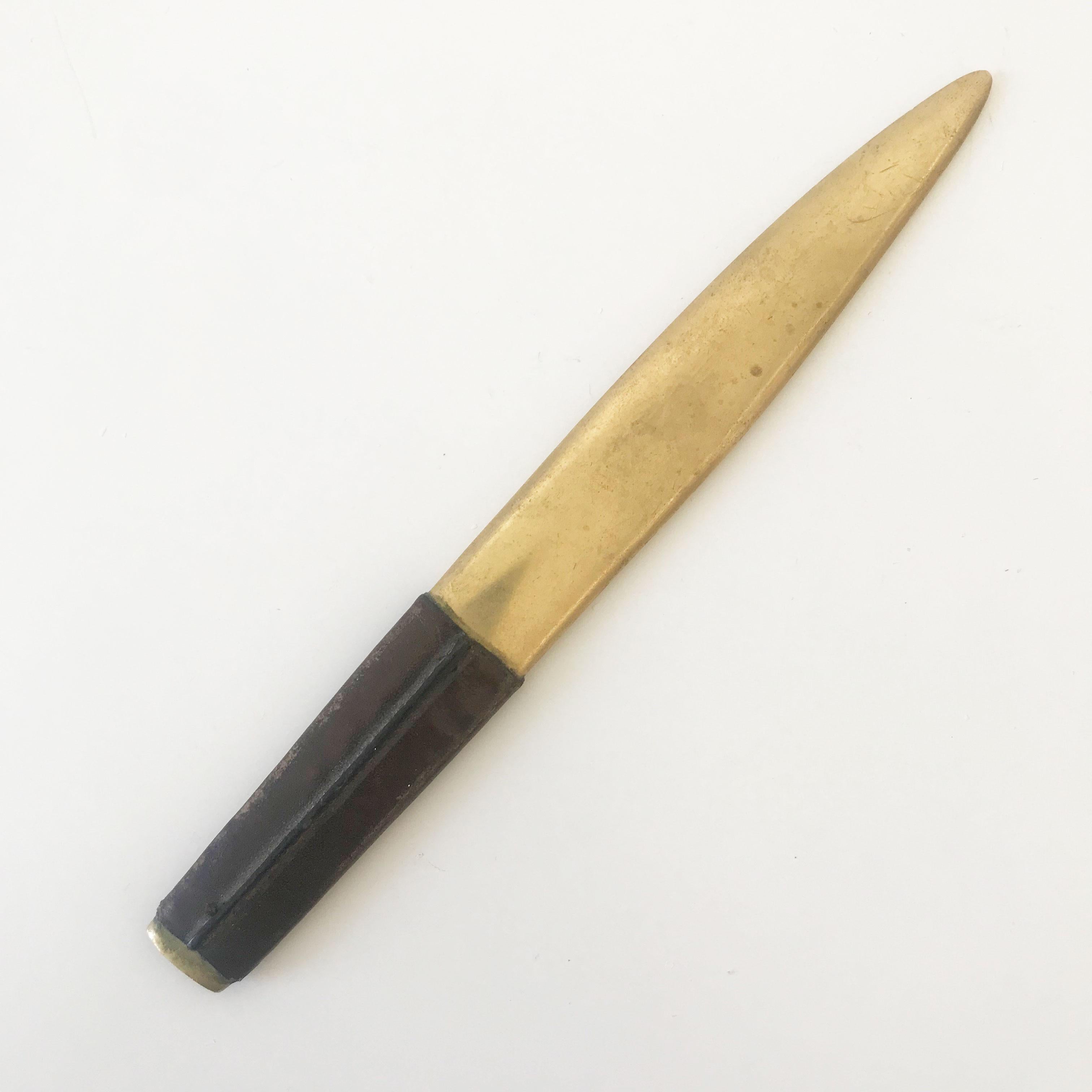 Unique Mid-Century Modern letter opener. Designed and manufactured by Carl Auböck in Vienna, Austria, 1950s. 

Executed in solid brass and leather.

Measurements:
L 8.07 in. x W 0.90 in. / L 20,5 cm x 2.3 cm.

Condition:
Good original vintage