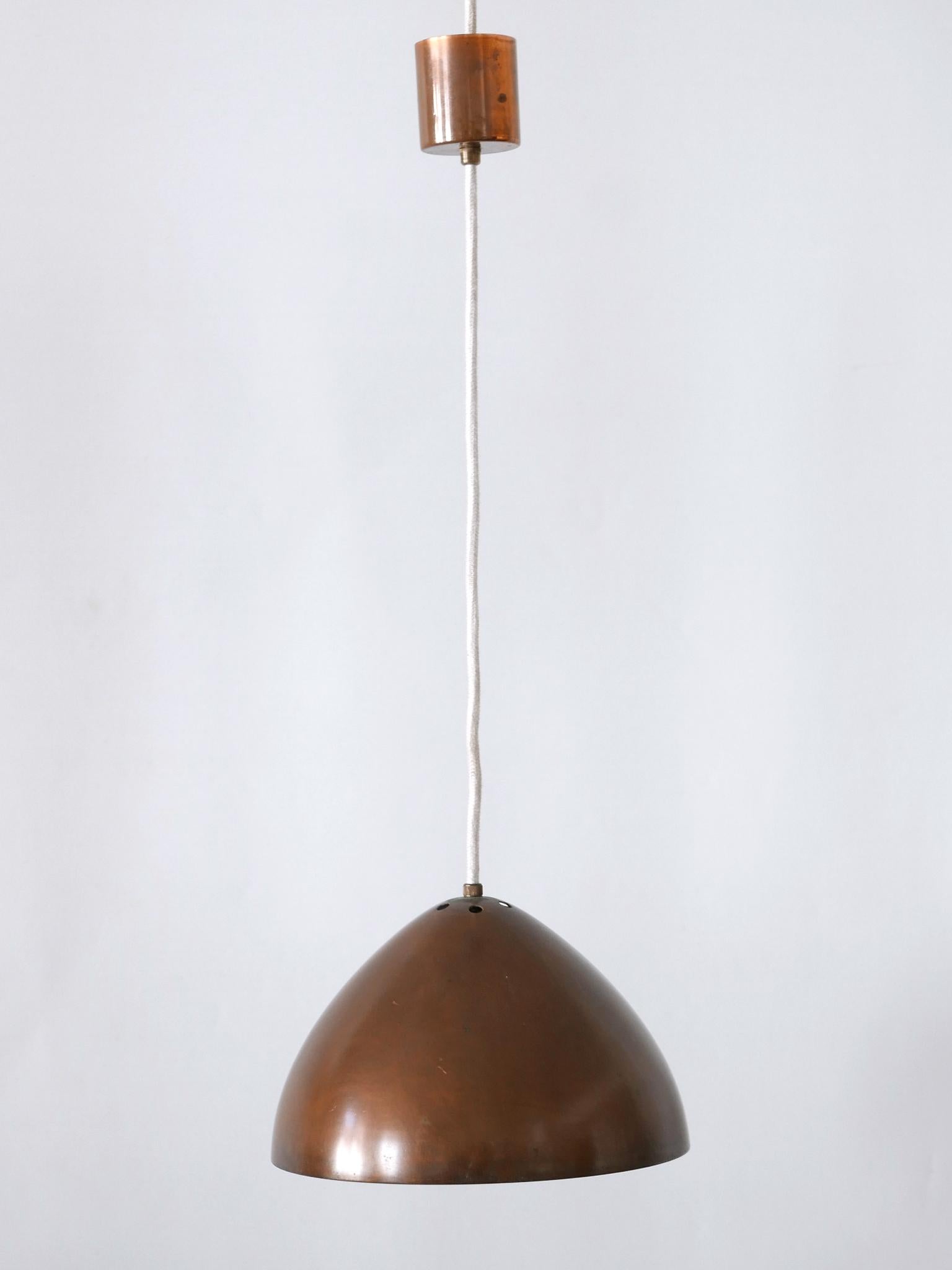 Rare, lovely and elegant Mid-Century Modern copper pendant lamp or hanging light. Designed & manufactured probably in Finland, 1950s.

Executed in solid copper, the pendant lamp is executed with 1 x E127 / E26 Edison screw fit bulb socket, wired and
