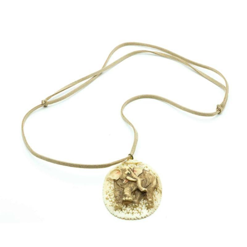 Exceptionnel et si délicat pendentif en ivoire en forme d'éléphant du début du XXe siècle. Œuvre d'art très délicate. Vendu avec un cordon beige réglable.

J'aime la symbolique de l'éléphant. Dans la philosophie hindoue, l'éléphant est incarné par