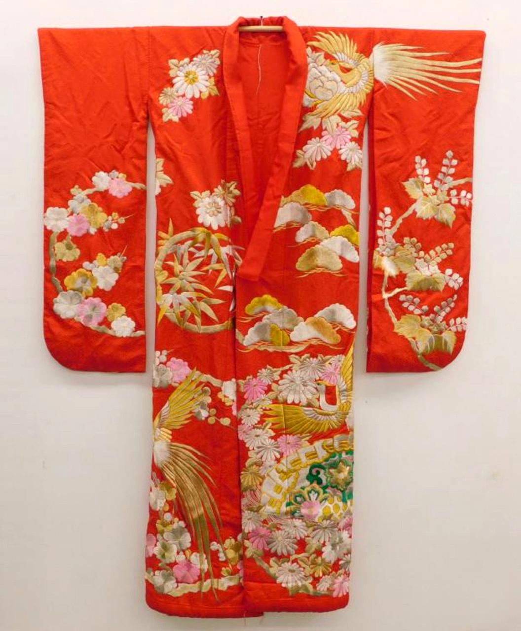 Ein optisch auffälliger antiker Uchikake-Hochzeitskimono für feierliche Anlässe, ca. Ende der Meiji- bis Taisho-Periode 1910-1930er Jahre. Dieses Obergewand für die Braut ist von leuchtend roter Farbe und weist aufwendige und komplizierte
