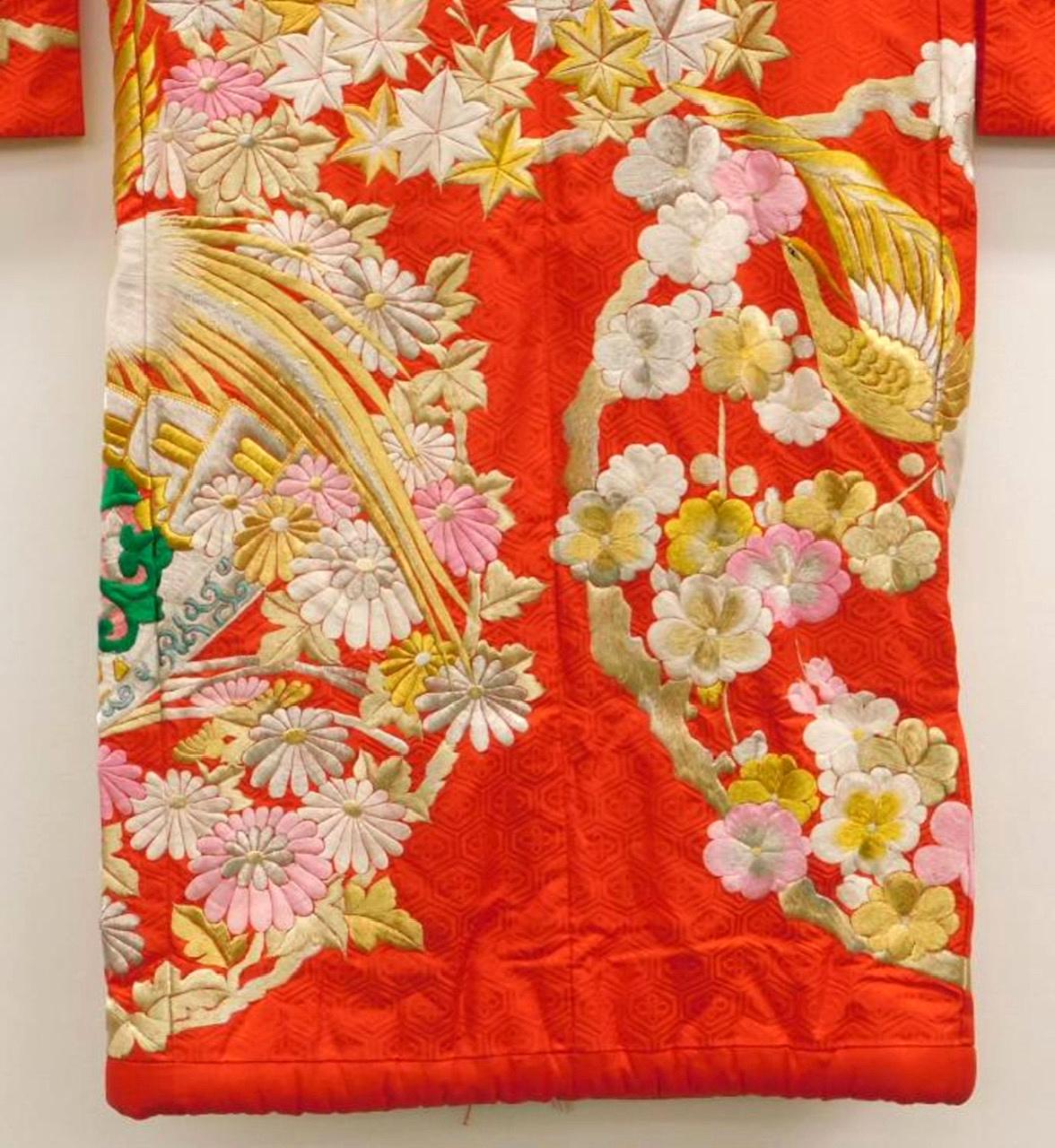 Außergewöhnlicher bestickter japanischer zeremonieller japanischer Kimono (Japanisch) im Angebot