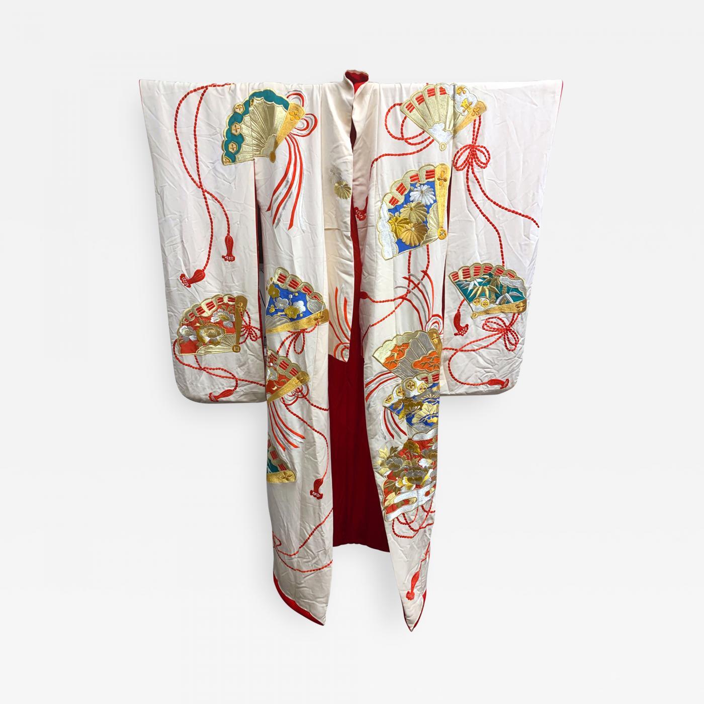Ein optisch auffälliger Uchikake-Hochzeitskimono/Robe für feierliche Anlässe, ca. 1930-1950er Jahre, im orientalischen Art-Déco-Stil. Das Brautkleid aus cremeweißer Seide weist eine aufwendige und komplizierte Stickerei mit Motiven von