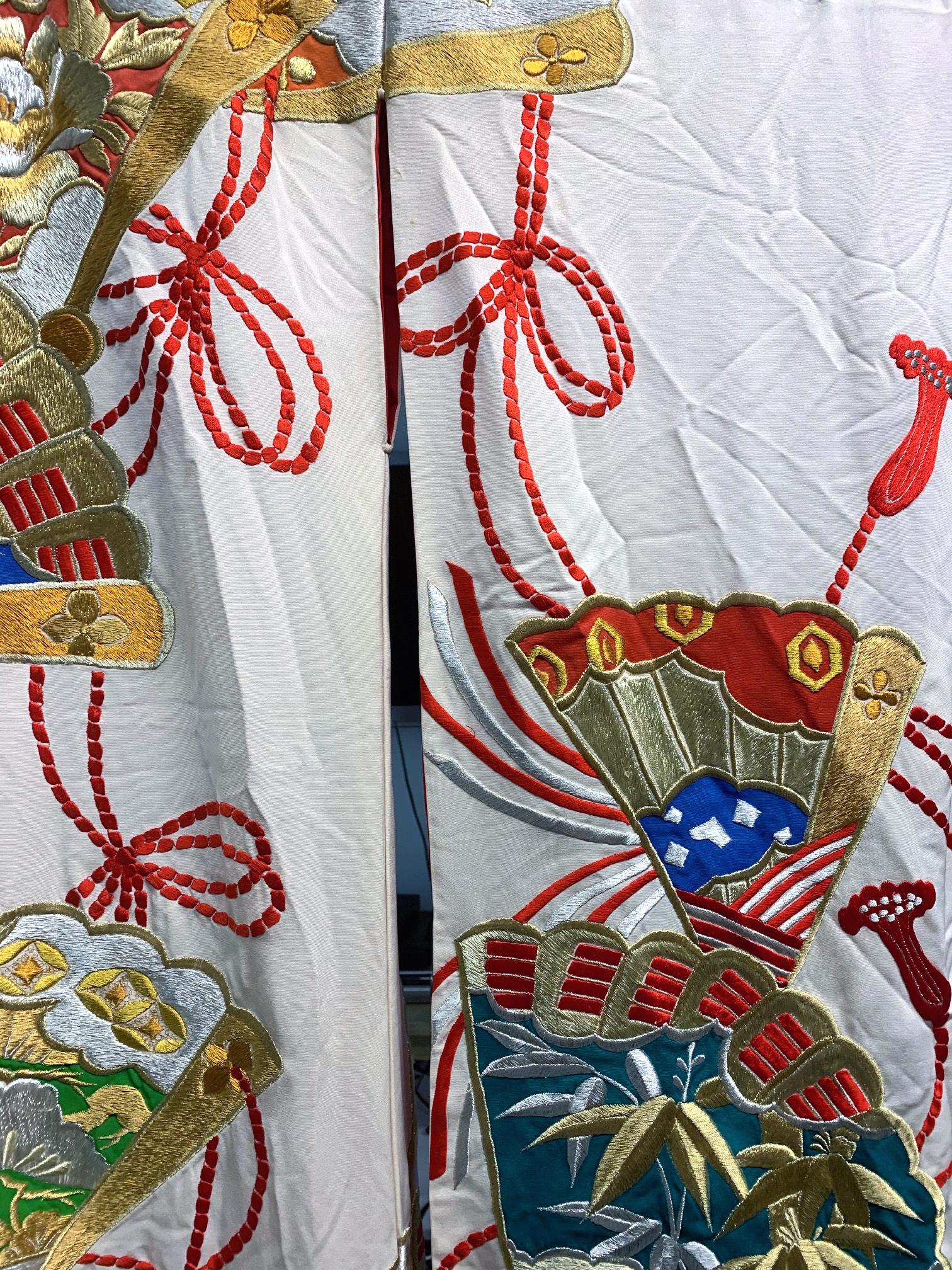 Exceptional Embroidered Vintage Japanese Ceremonial Kimono In Good Condition For Sale In Atlanta, GA